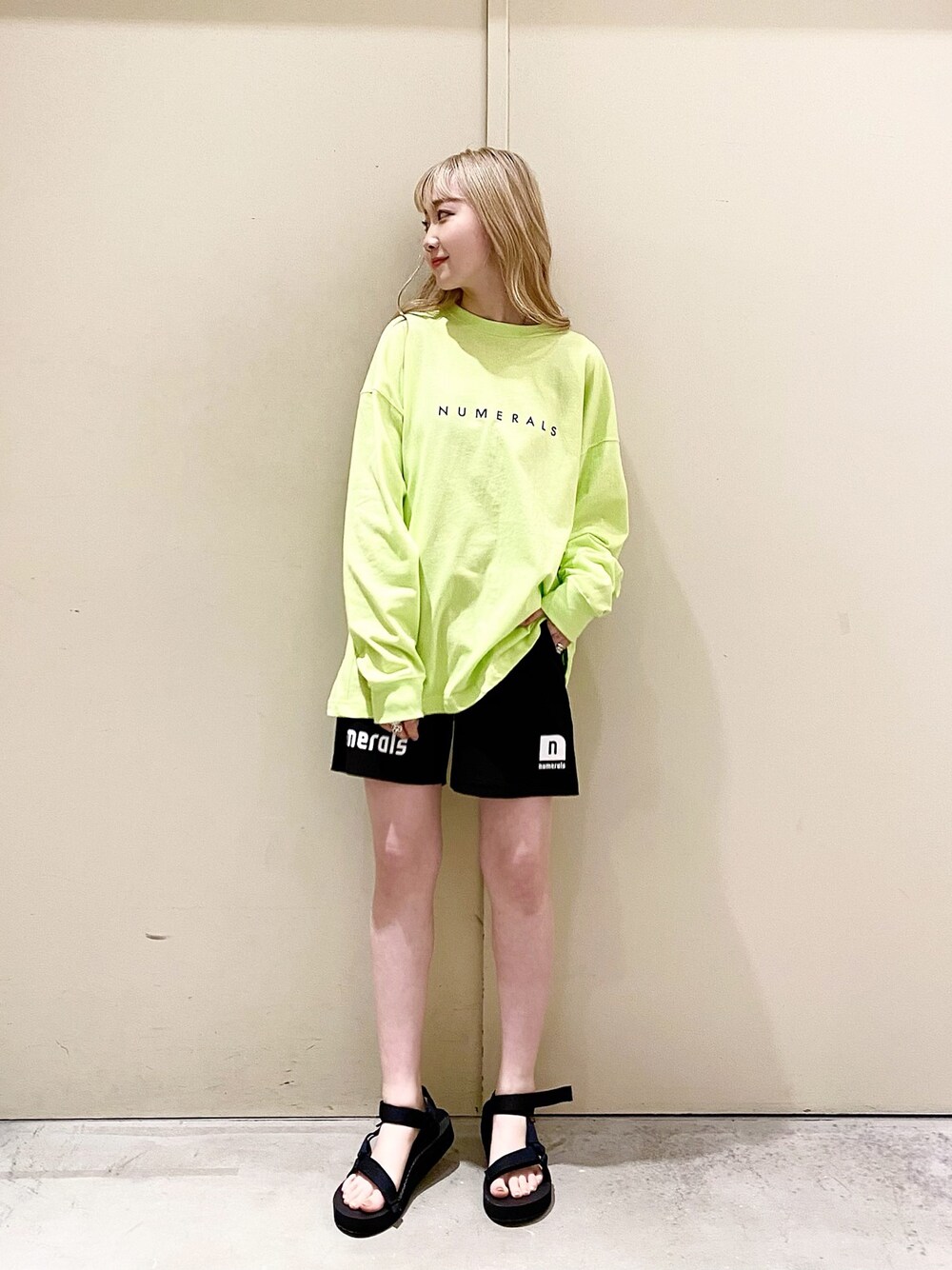 「ニコアンド、niko and ...、ヌメラルズ、NUMERALS、低身長、アウトドアスタイル、teva、スポーツサンダル、ショートパンツ、メンズライク」｜「NUMERALSの[NUMERALS]ロゴプリントロンT（Tシャツ/カットソー、グリーン系）」を使った、すなぎもさん（レディース・153cm）の春コーディネートの1枚目の写真