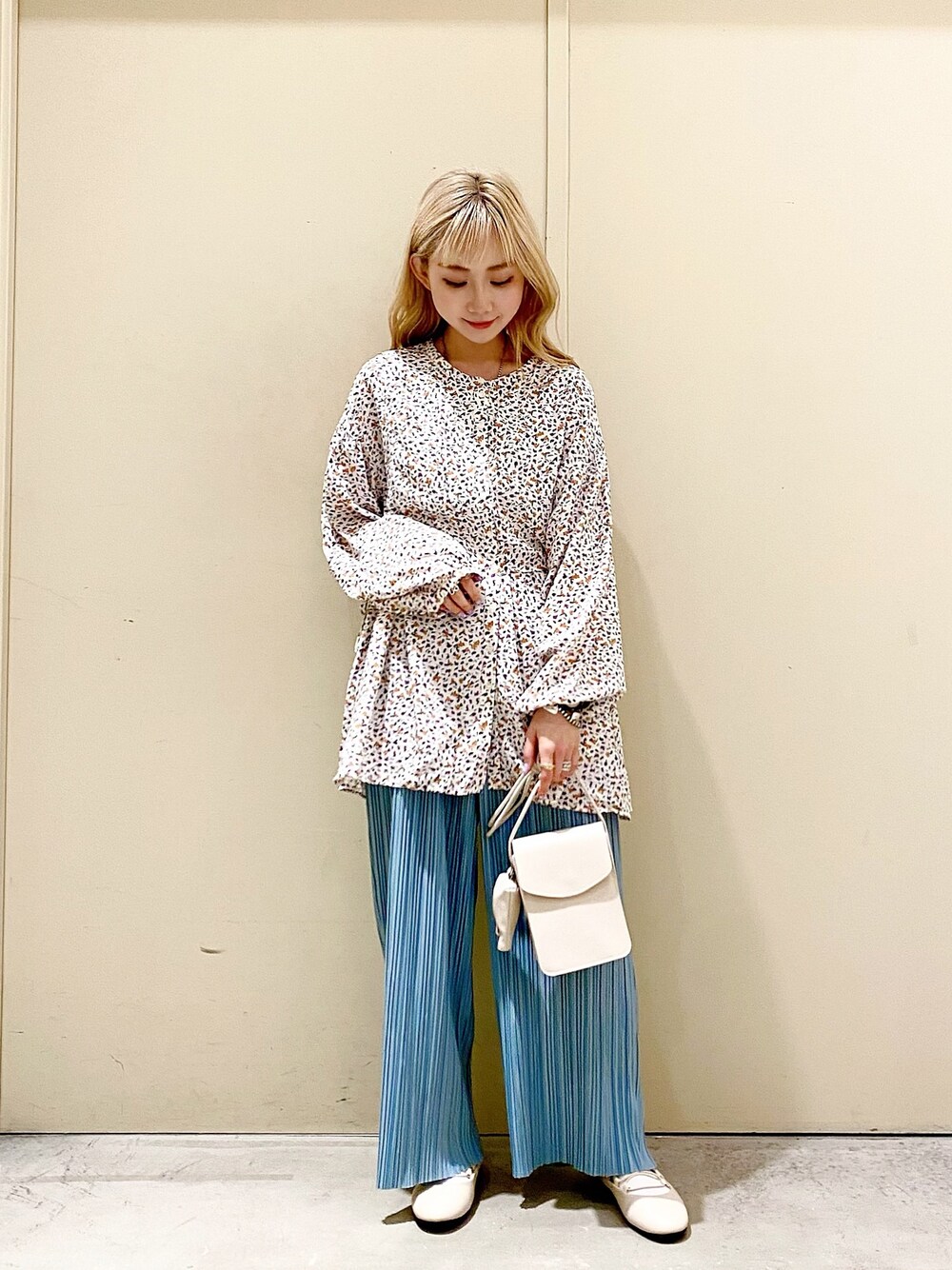 「niko and ...、ニコアンド、低身長、ブラウス、花柄、プリーツパンツ、レースアップシューズ、春コーデ、はるコーデ、お洒落さんとつながりたい」｜「niko and...のベストレイヤー風ブラウス（シャツ/ブラウス、ホワイト系）」を使った、すなぎもさん（レディース・153cm）の春コーディネートの1枚目の写真