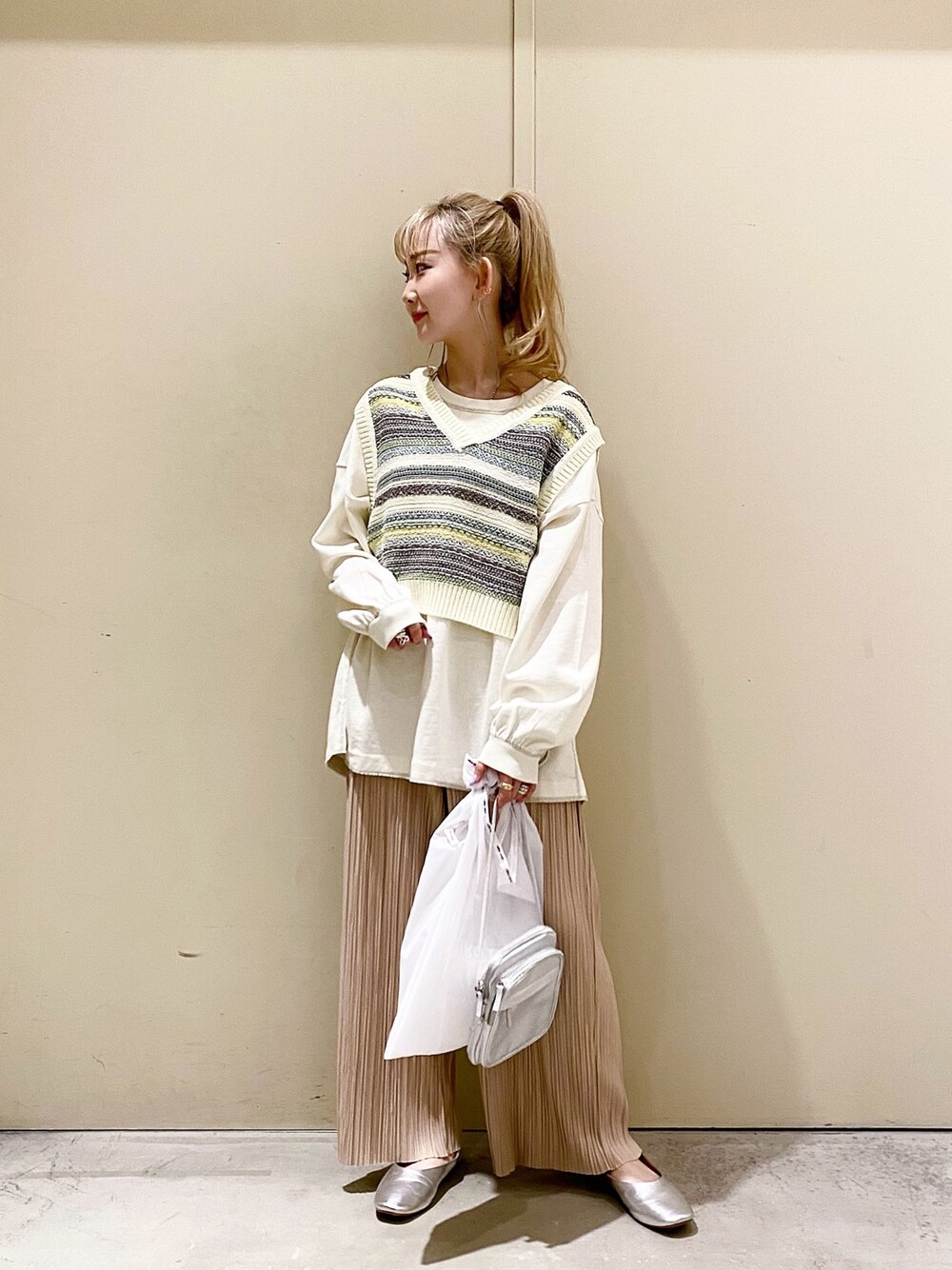 「ニコアンド、niko and ...、低身長、レイヤードスタイル、ベスト、プリーツパンツ、オトナカジュアル、春、春カラー、はるコーデ」｜「niko and...の洗えるカラフル2WAYショートベスト（ベスト、ベージュ系）」を使った、すなぎもさん（レディース・153cm）の春コーディネートの1枚目の写真