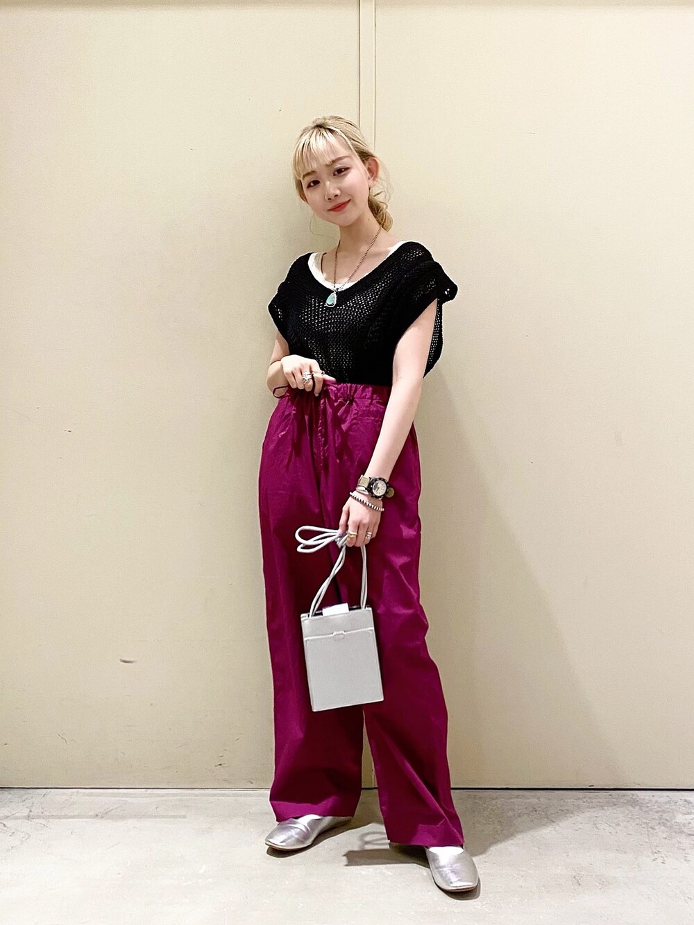 「ニコアンド、niko and ...、低身長、ベスト、カラーパンツ、ゆるコーデ、春夏コーデ、大人コーデ、大人女子、ラフ」｜「niko and...のデザインニットベスト（ベスト、ブラック系）」を使った、すなぎもさん（レディース・153cm）の春コーディネートの1枚目の写真