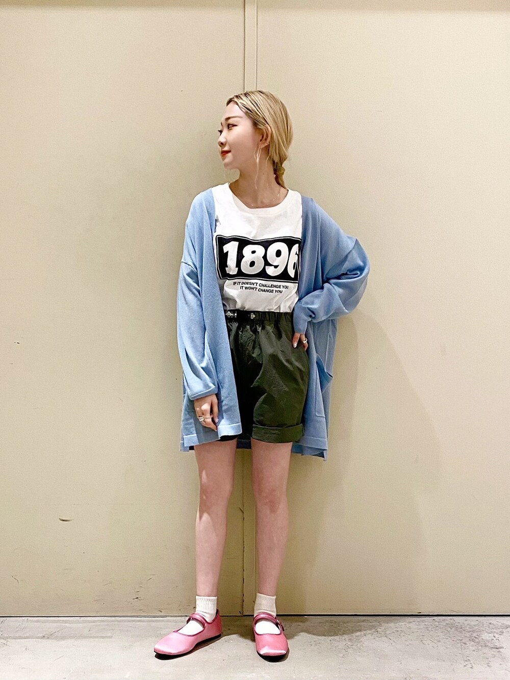 「ニコアンド、niko and ...、低身長、カーディガン、ロゴT、ショートパンツ、カンフーシューズ、大人カジュアル、オトナ女子、おしゃれさんと繋がりたい」｜「niko and...の洗えるリネン混カーディガン（カーディガン/ボレロ、ブルー系）」を使った、すなぎもさん（レディース・153cm）の春コーディネートの1枚目の写真