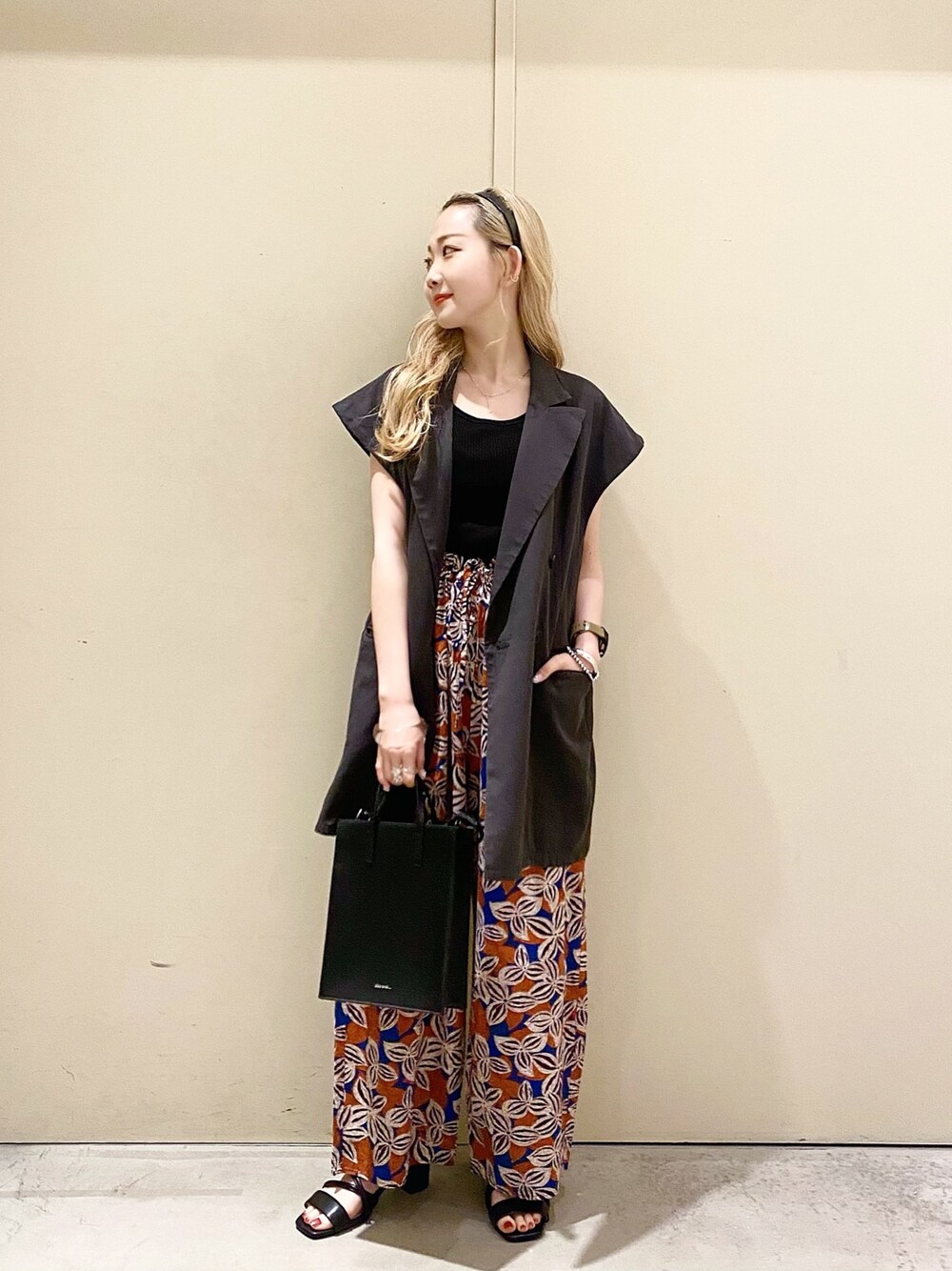 「ニコアンド、niko and ...、低身長、ジャケット、柄パンツ、ミュール、大人カジュアル、オトナ女子、おしゃれさんと繋がりたい、春夏コーデ」｜「niko and...のカルゼスリーブレスジャケット（その他アウター、その他）」を使った、すなぎもさん（レディース・153cm）の春コーディネートの1枚目の写真