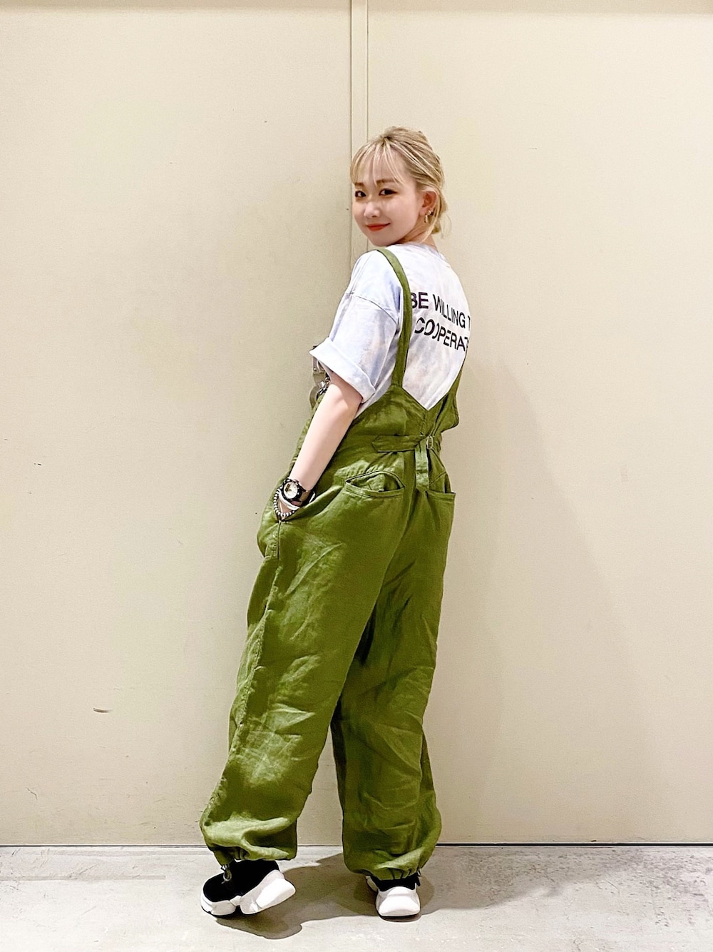 ブルー系のTシャツ/カットソー、グリーン系のその他パンツ、ブラック系のスニーカーを着用したレディースの春コーディネートの1枚目の写真