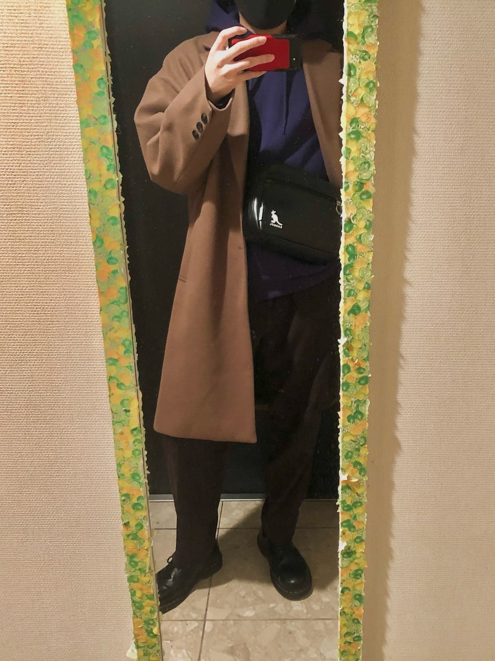 「おしゃれさんと繋がりたい、冬コーデ、GU、チェスターコート、大人コーデ」｜「KANGOLの【KANGOL】ロゴショルダーバッグ（ショルダーバッグ、ブラック系）」を使った、つばささん（メンズ・175cm）の秋コーディネートの1枚目の写真