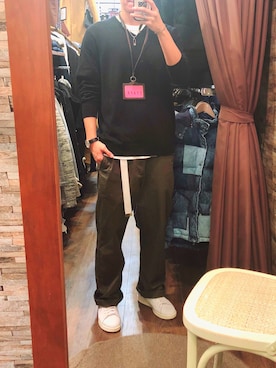 「UNIQLO（ユニクロ）のエクストラファインメリノVネックセーター（長袖）（ニット/セーター、ブラック系）」を使った、T Hさん（メンズ・171cm）の秋コーディネート