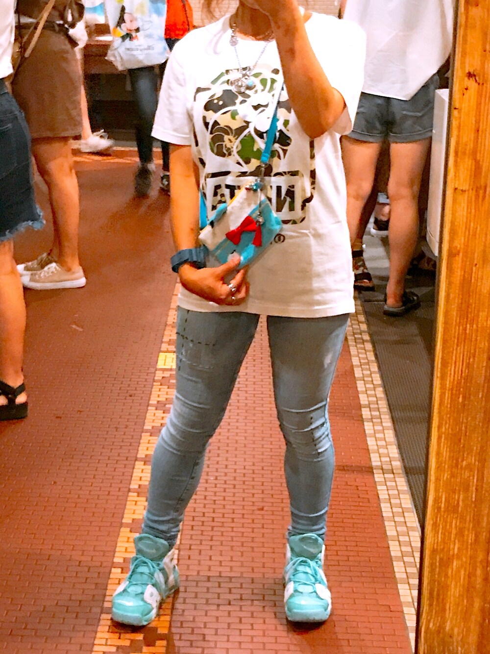 ブルー系のスニーカー、ブルー系のデニムパンツ、ホワイト系のTシャツ/カットソーを着用したレディースの秋コーディネートの1枚目の写真