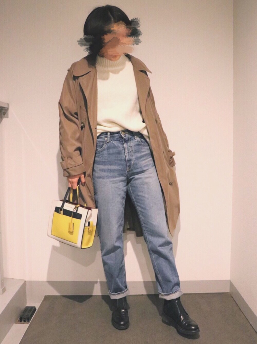 「大人カジュアル、ラクチンコーデ、カジュアル、ゆるコーデ、ニット、デニム、きれいめカジュアル」｜「BLACK BY MOUSSYのKONA used Denim（デニムパンツ、ブルー系）」を使った、emmaさん（レディース・163cm）の冬コーディネートの1枚目の写真