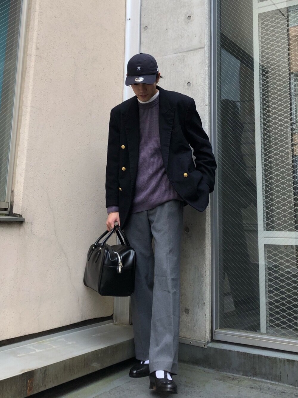 パープル系のニット/セーター、ホワイト系のTシャツ/カットソー、ブラック系のドレスシューズを着用したメンズの秋コーディネートの1枚目の写真