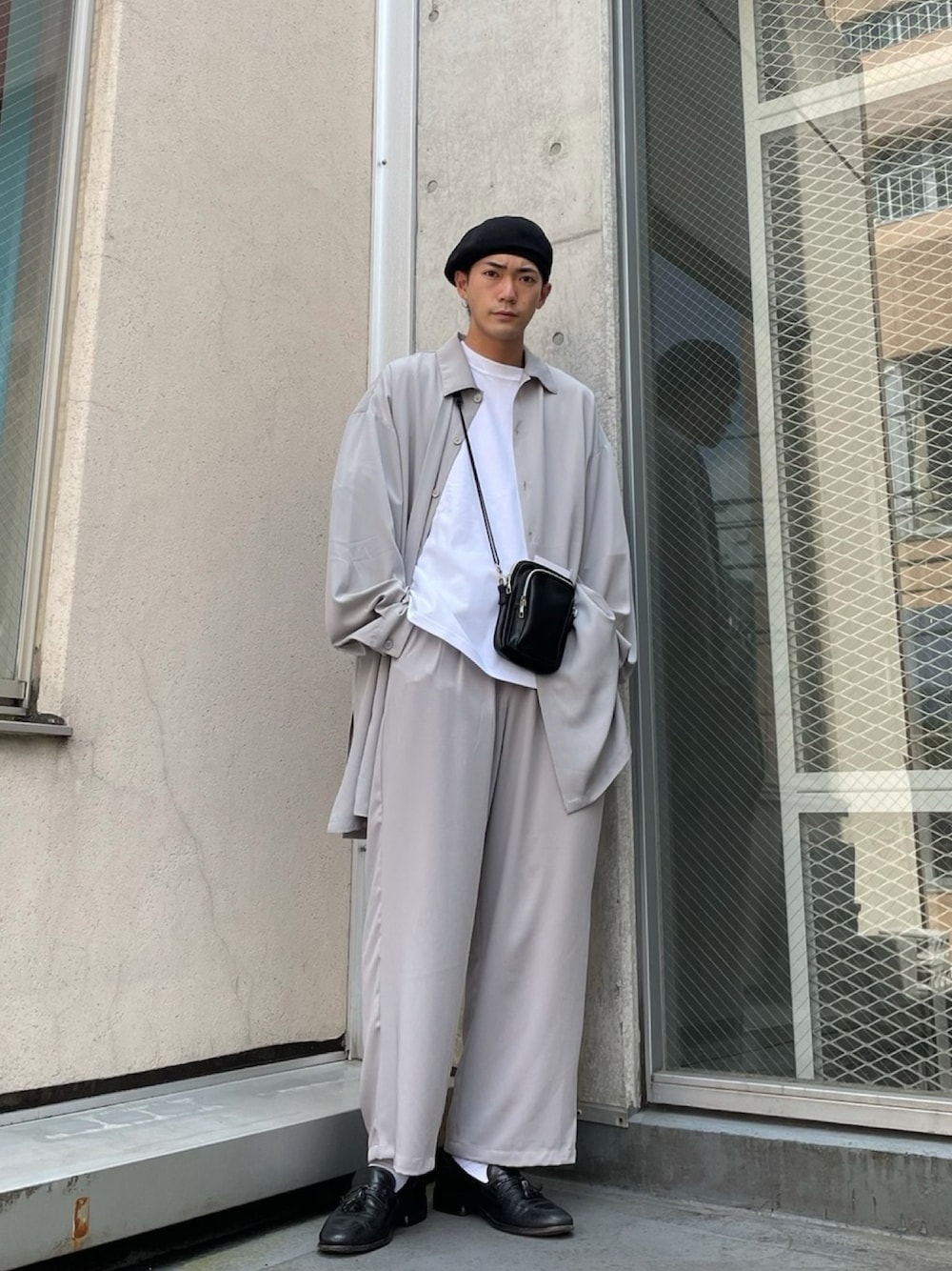 「春コーデ、ロングシャツ、くすみカラー、とろみシャツ、ベレー帽、シャツスタイル、グレー、ショルダーバッグ、スラックス、ローファー」｜「WEGOのWEGO/パイピングサーモベレー帽（ハンチング/ベレー帽、ブラック系）」を使った、さいゆうさん（メンズ・178cm）の春コーディネートの1枚目の写真