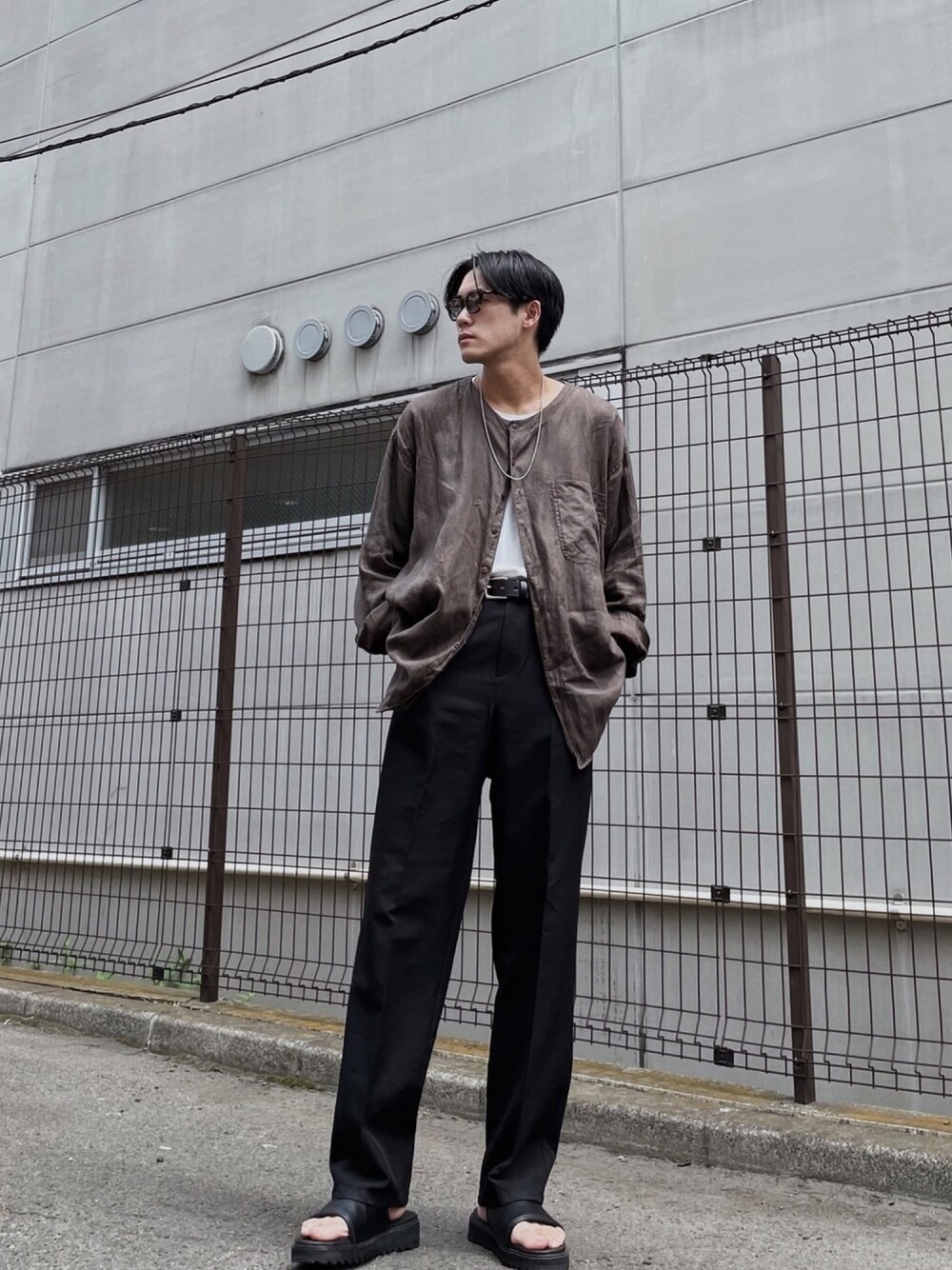 ブラック系のサンダルを着用したメンズの夏コーディネートの1枚目の写真