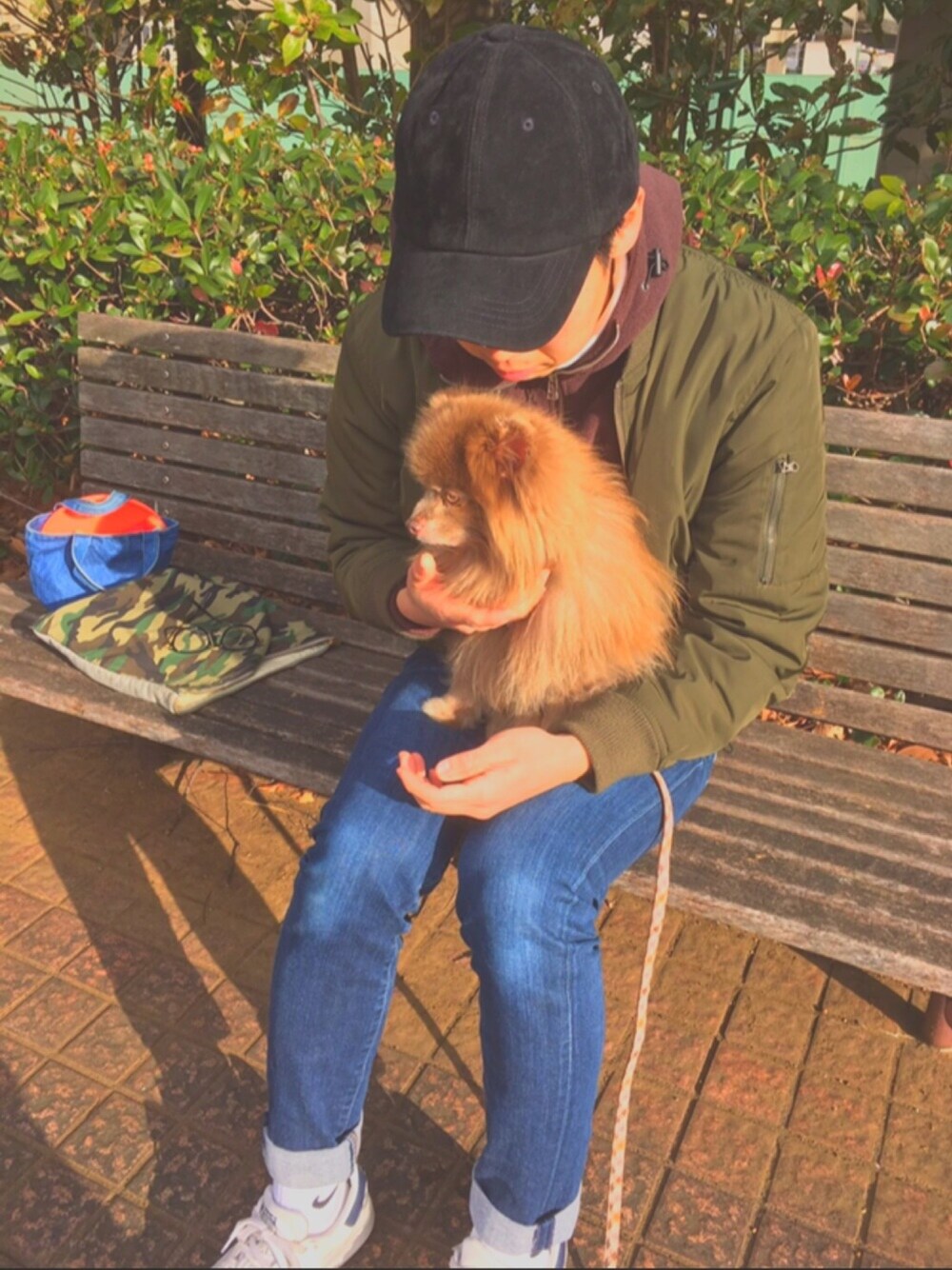 ブルー系のデニムパンツ、グリーン系のブルゾン、ブラウン系のパーカーを着用したメンズの冬コーディネートの1枚目の写真