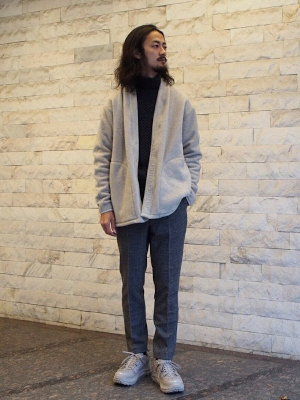 ホワイト系のカーディガン/ボレロ、ブラック系のその他パンツ、グレー系のスニーカーを着用したメンズの冬コーディネートの1枚目の写真