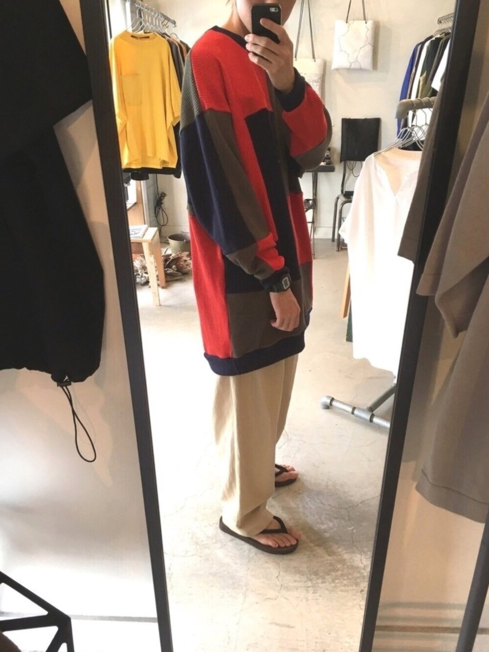 「夏、ワイドパンツ、ニット、ワイドシルエット、ビッグシルエット、ロング丈、赤、サカキ、theSakaki、中目黒」｜「the Sakakiのアイテム（スラックス、ベージュ系）」を使った、ymk__fkさん（メンズ・175cm）の夏コーディネートの1枚目の写真