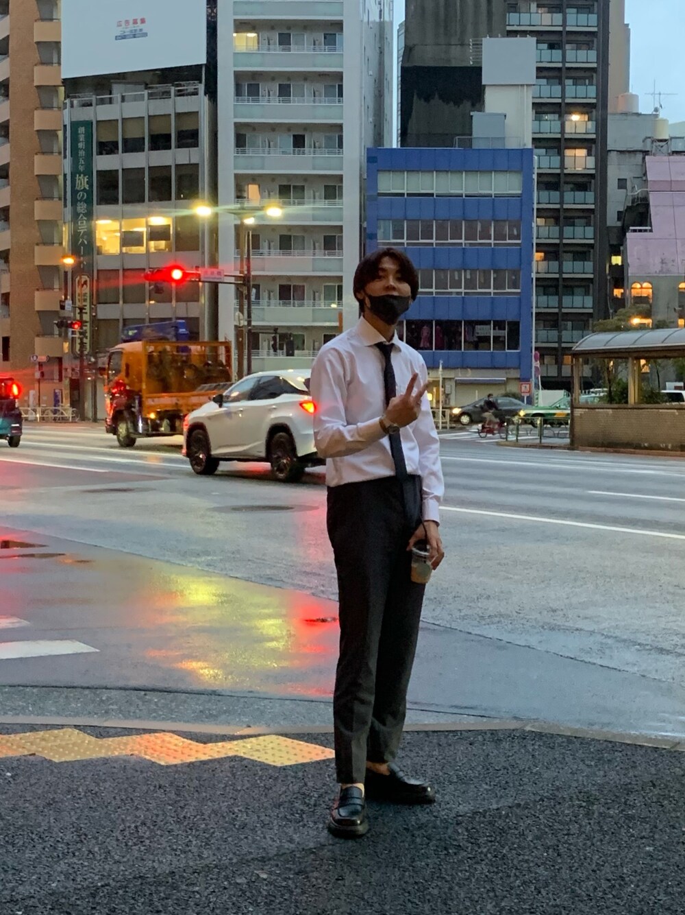 ホワイト系のシャツ/ブラウス、ブラック系のスーツパンツ、ブラック系のローファーを着用したメンズの秋コーディネートの1枚目の写真