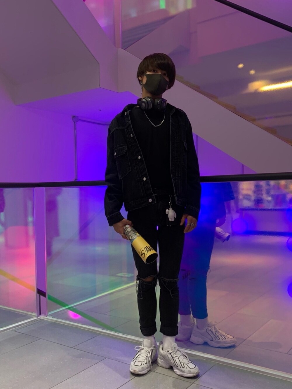 「デニム、セットアップ、デニムオンデニム、ダッドスニーカー、ダメージデニムパンツ、ヘッドホン、黒、ブラック、韓国ファッション、オールブラック」｜「ZARAのアイテム（デニムジャケット、ブラック系）」を使った、Hirotoさん（メンズ・177cm）の秋コーディネートの1枚目の写真