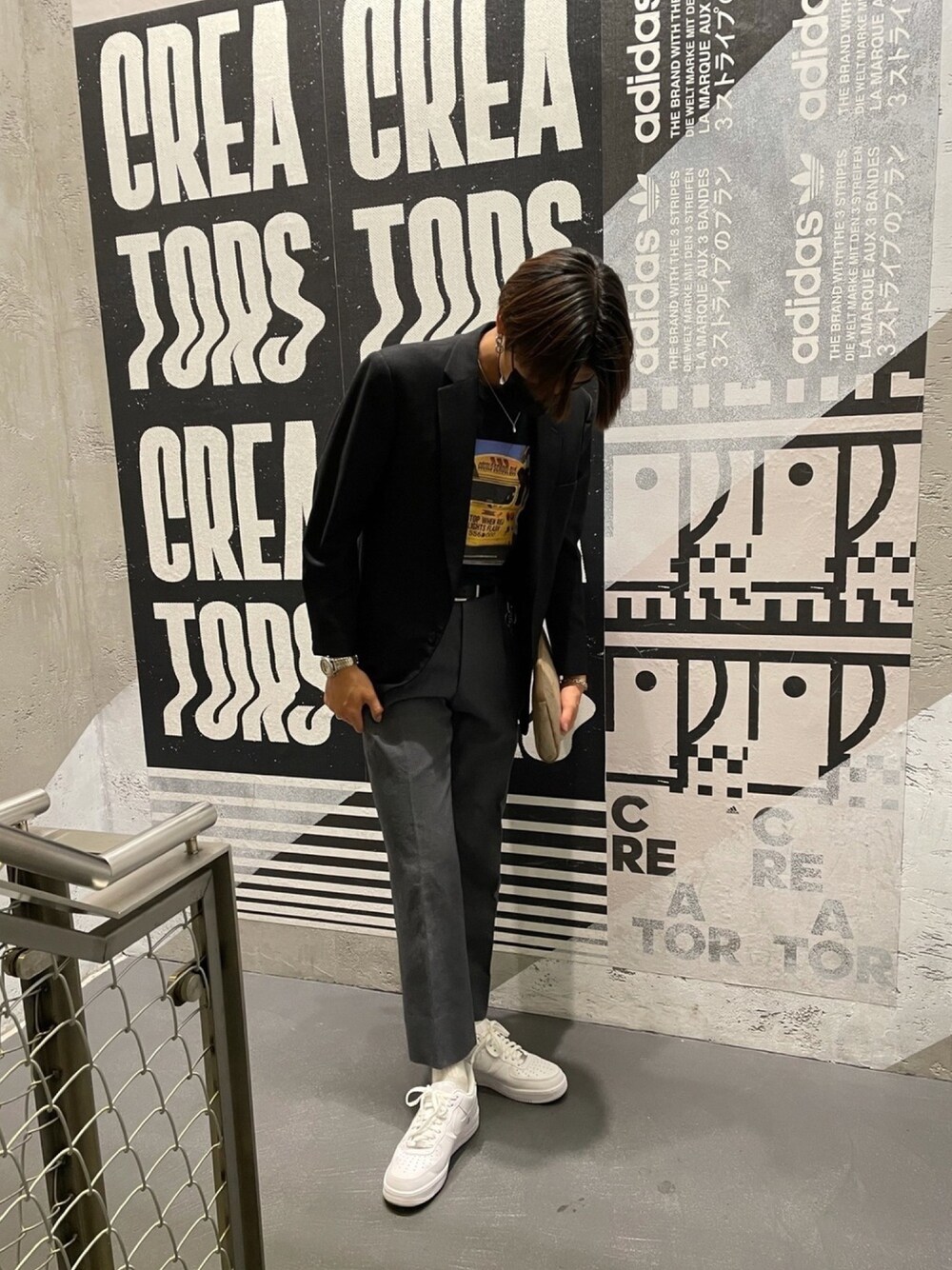 「タックイン、セットアップ、airforce1、シンプルコーデ、白スニーカー、黒、ジャケット、クラッチバッグ、キレイめ、シンプル」｜「nextのアイテム（スーツジャケット、ブラック系）」を使った、Hirotoさん（メンズ・176cm）の春コーディネートの1枚目の写真