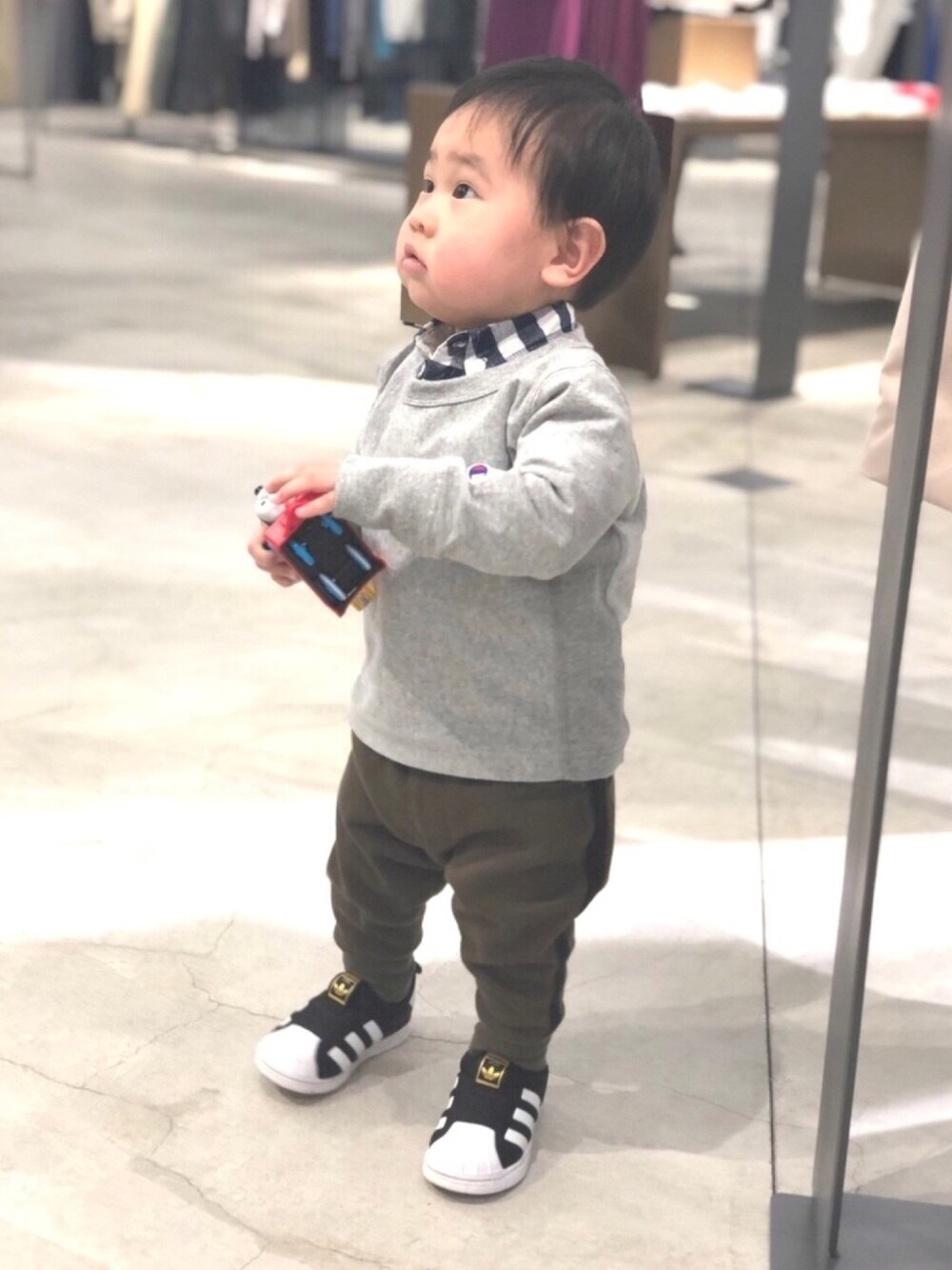 「キッズコーデ、男の子コーデ、1歳3ヶ月、レイヤードstyle、チェックシャツ、チャンピオンリバースウィーブ、1歳」｜「ChampionのChampion/チャンピオン　リバースウィーブ ロングスリーブT（Tシャツ/カットソー、グレー系）」を使った、yooさん（キッズ・80cm）の冬コーディネートの1枚目の写真