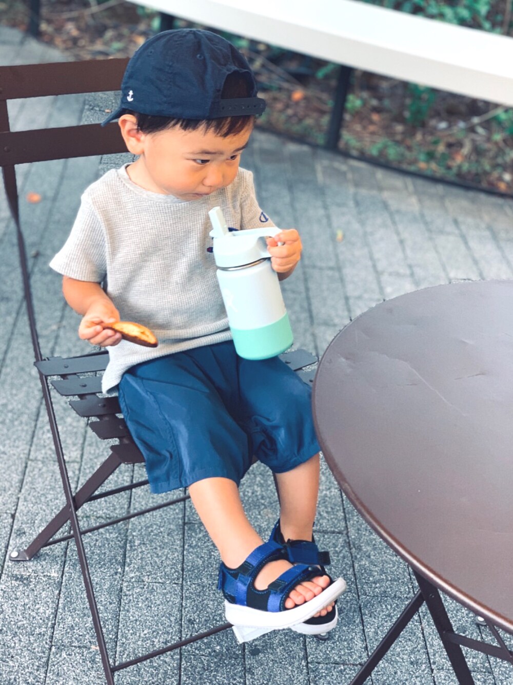 「1歳、1歳10ヶ月、水筒、サンダル、夏の終わり、ワッフルクルーネックＴ、休憩中」｜「HYDRO FLASKのHydro Flask 12oz Wide Mouth Kids（グラス/マグカップ/タンブラー、ブルー系）」を使った、yooさん（キッズ・80cm）の秋コーディネートの1枚目の写真