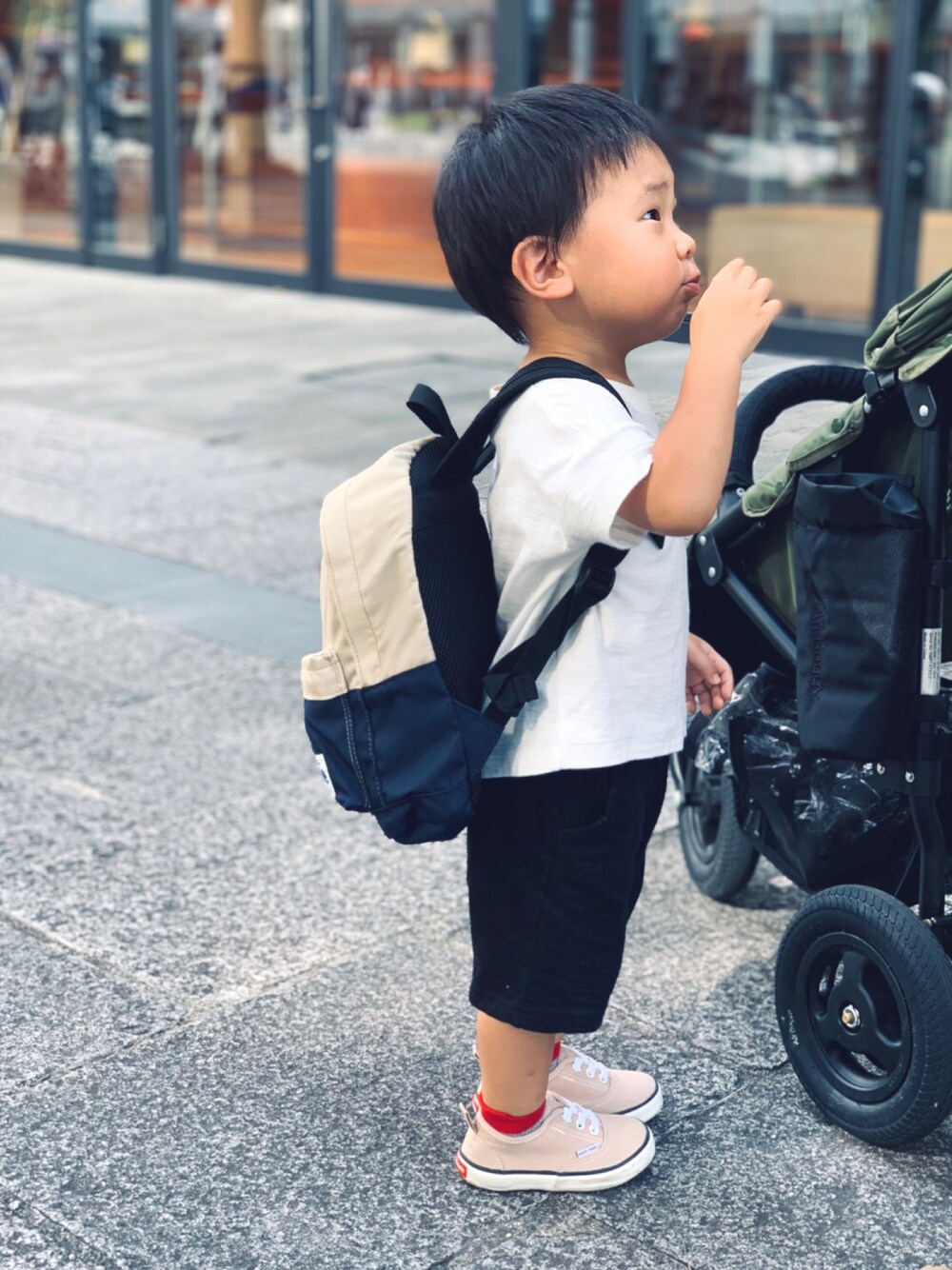 「キッズコーデ、1歳、1歳10ヶ月、男の子、男の子コーデ、リュック」｜「Leeのバイカラー　リュックサック（バックパック/リュック、ベージュ系）」を使った、yooさん（キッズ・80cm）の秋コーディネートの1枚目の写真