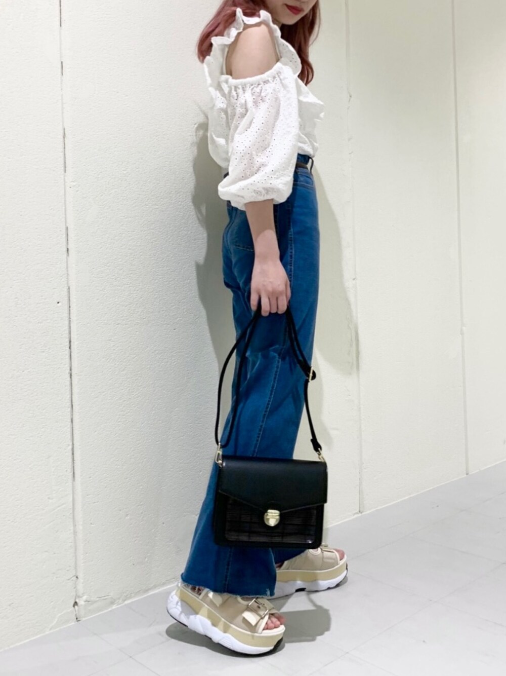 ホワイト系のシャツ/ブラウス、ブルー系のデニムパンツ、ベージュ系のサンダルを着用したレディースの春コーディネートの1枚目の写真