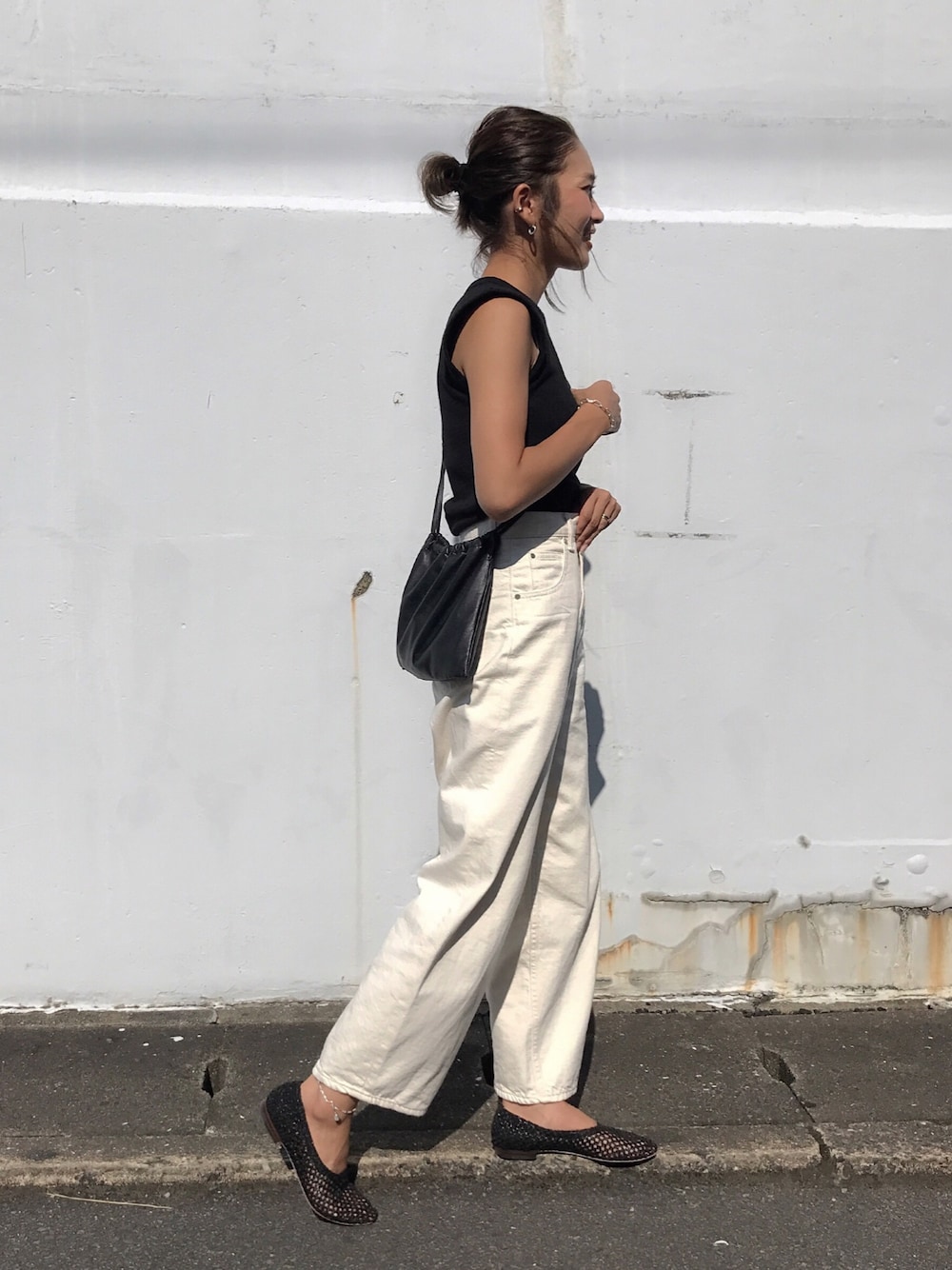 「大人カジュアル、シンプル、夏コーデ、ユニクロ」｜「CLANEのNO SLEEVE THERMAL TOPS（Tシャツ/カットソー、ブラック系）」を使った、yanさん（レディース・160cm）の夏コーディネートの1枚目の写真