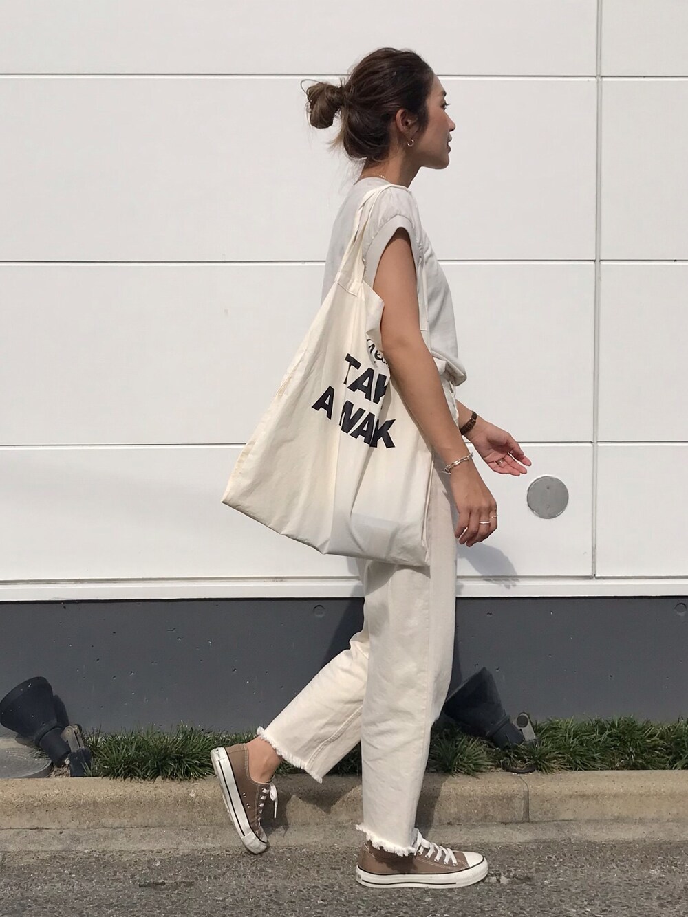 「シンプルコーデ、大人カジュアル、カジュアルコーデ、Tシャツ、スニーカーコーデ、ワントーンコーデ」｜「TODAYFULのボックスポケットタンク（タンクトップ、ホワイト系）」を使った、yanさん（レディース・160cm）の夏コーディネートの1枚目の写真