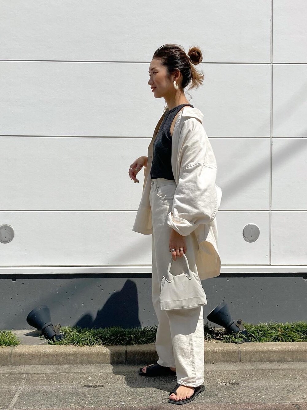 「大人カジュアル、シンプル、カジュアルコーデ、春、モノトーンコーデ」｜「CLANEのBACK SQUEEZE DENIM JACKET（デニムジャケット、ホワイト系）」を使った、yanさん（レディース・160cm）の春コーディネートの1枚目の写真