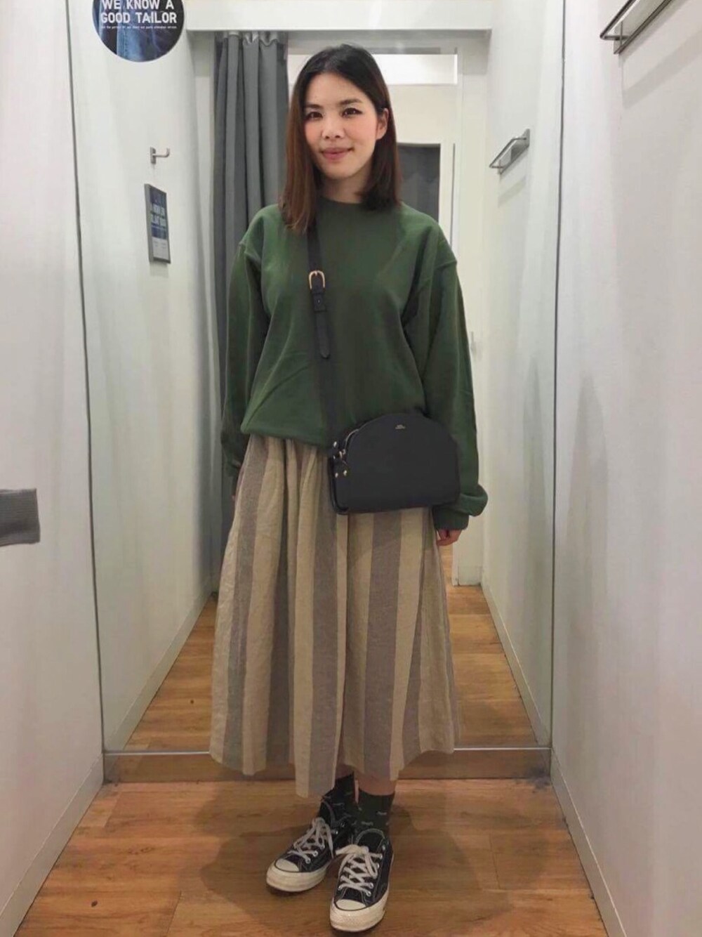 「ootd、winter、Jumper、skirt、converse、Jerzees、studio clip、A.P.C.、STYLE、fashion」｜「A.P.C.のSAC DEMI LUNE 17P（ショルダーバッグ、ブラック系）」を使った、missshanshanさん（レディース・160cm）の秋コーディネートの1枚目の写真
