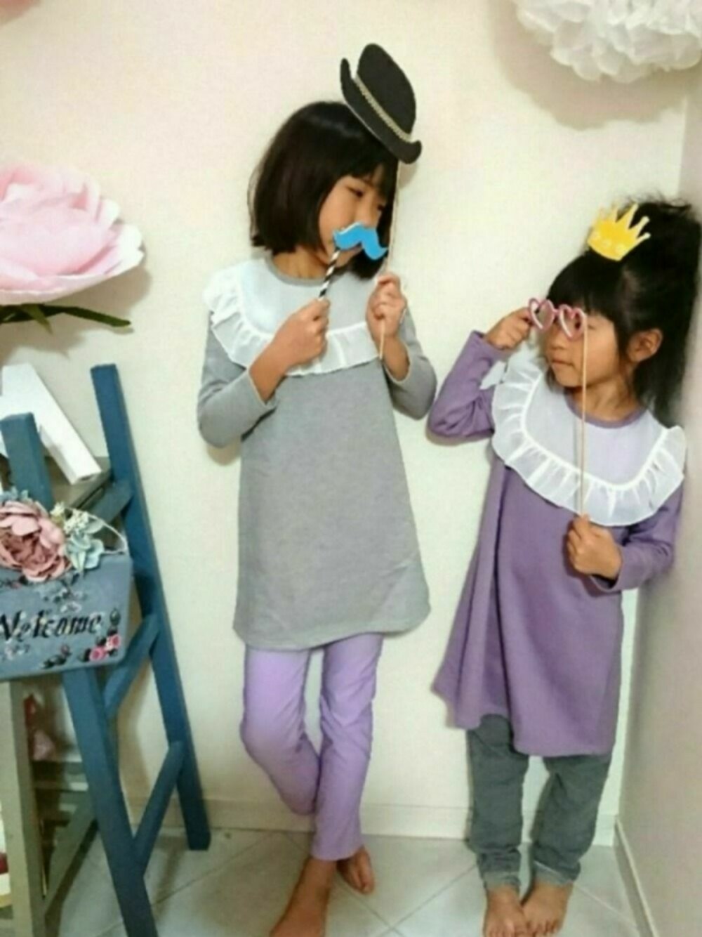 パープル系のその他パンツ、パープル系のワンピース、パープル系のワンピースを着用したキッズの秋コーディネートの1枚目の写真