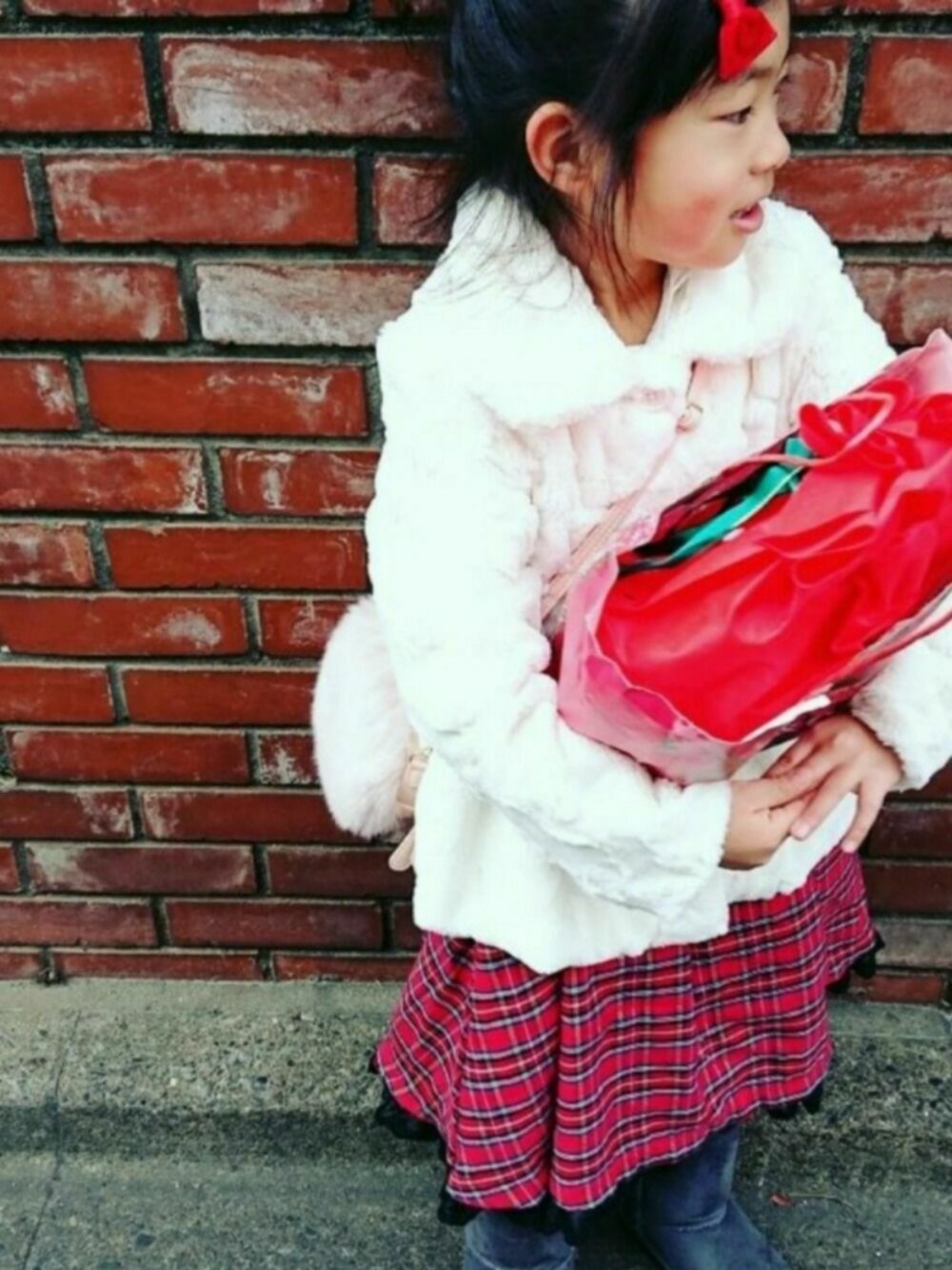 「クリスマス、お出かけコーデ、キッズコーデ、キッズファッション、女の子、チェック、ファーコート、ファー、冬コーデ、ワンピース」｜「Catherine Cottageのアイテム（ワンピース、レッド系）」を使った、saramimiさん（キッズ・110cm）の冬コーディネートの1枚目の写真