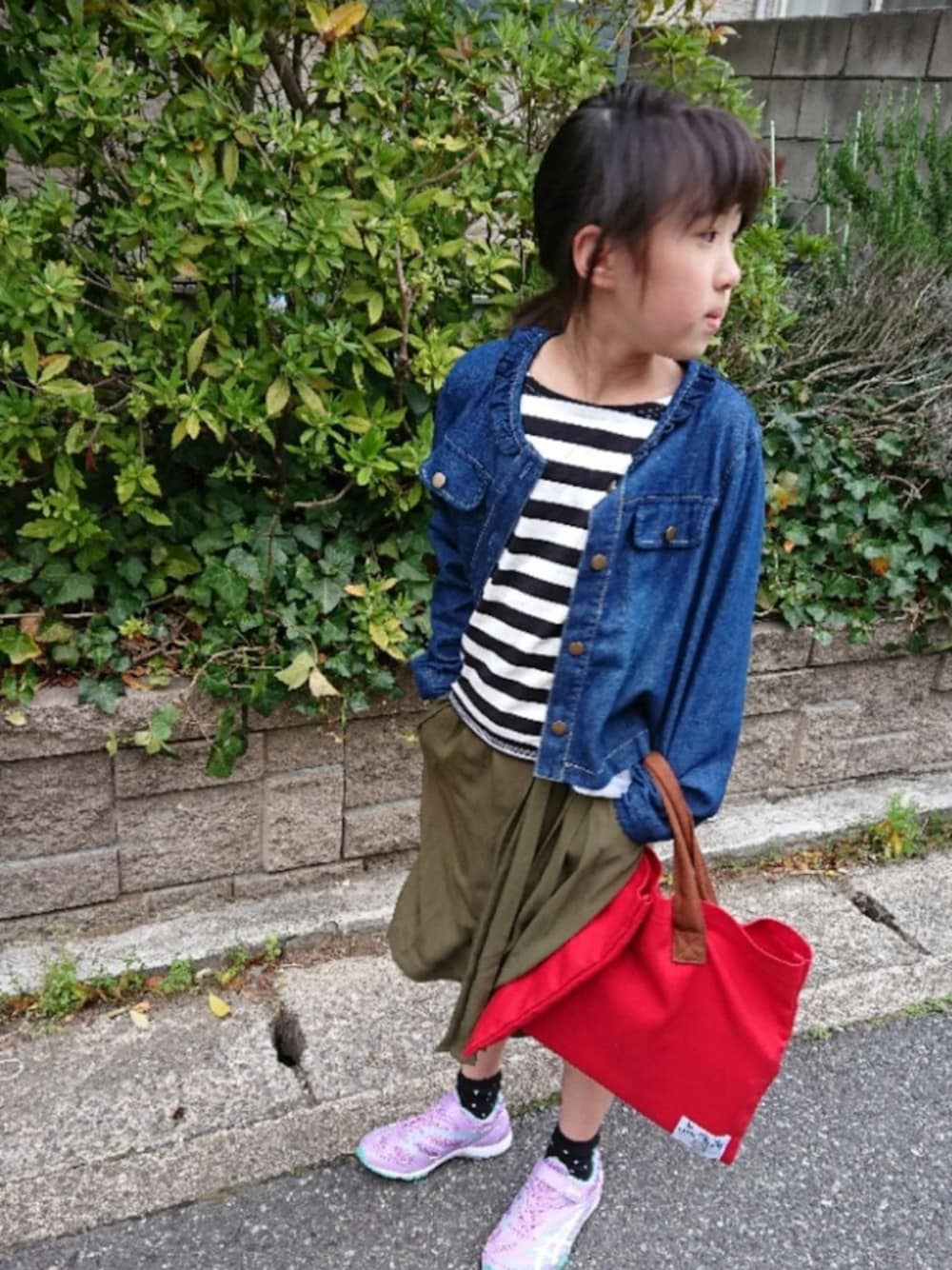 「キッズコーデ、ボーダートップス、ボーダー、おんなのこ、カジュアルコーデ、ガウチョパンツ、プリーツ、デニムジャケット、フリル」｜「Catherine Cottageのプリーツガウチョパンツ（その他パンツ、グリーン系）」を使った、saramimiさん（キッズ・132cm）の春コーディネートの1枚目の写真