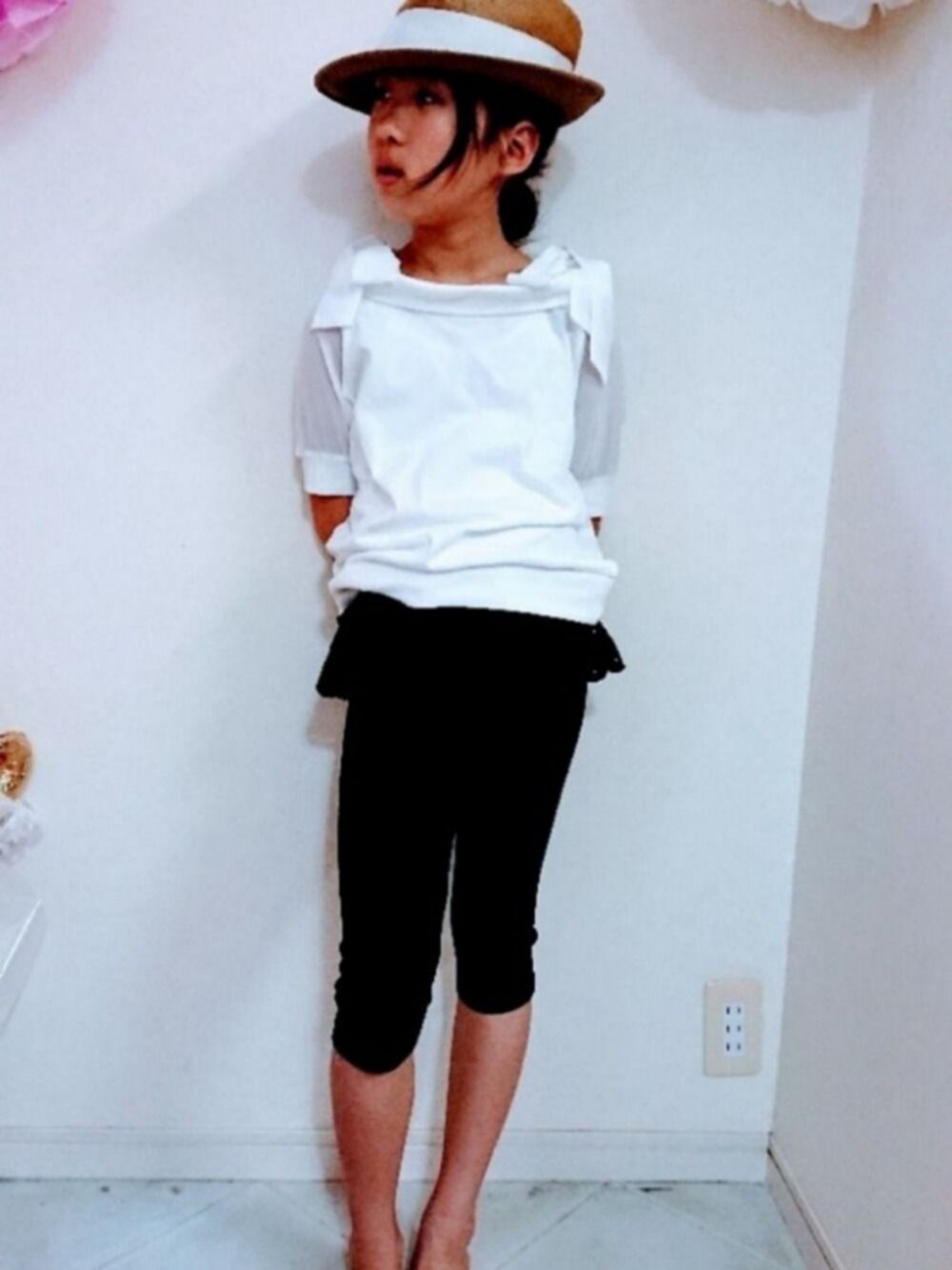 ホワイト系のTシャツ/カットソー、ブラック系のレギンス/スパッツ、その他のその他を着用したキッズの春コーディネートの1枚目の写真