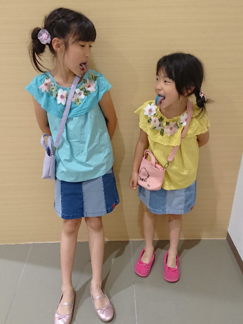 「キッズコーデ、姉妹コーデ、姉妹オソロ、夏コーデ、バレエシューズ、襟フリル、ショッピング、ターコイズブルー、イエロー、デニムスカート」｜「Catherine Cottageの【ZOZO限定販売】ロゴトートミニポシェット（ショルダーバッグ、パープル系）」を使った、saramimiさん（キッズ・135cm）の夏コーディネートの1枚目の写真
