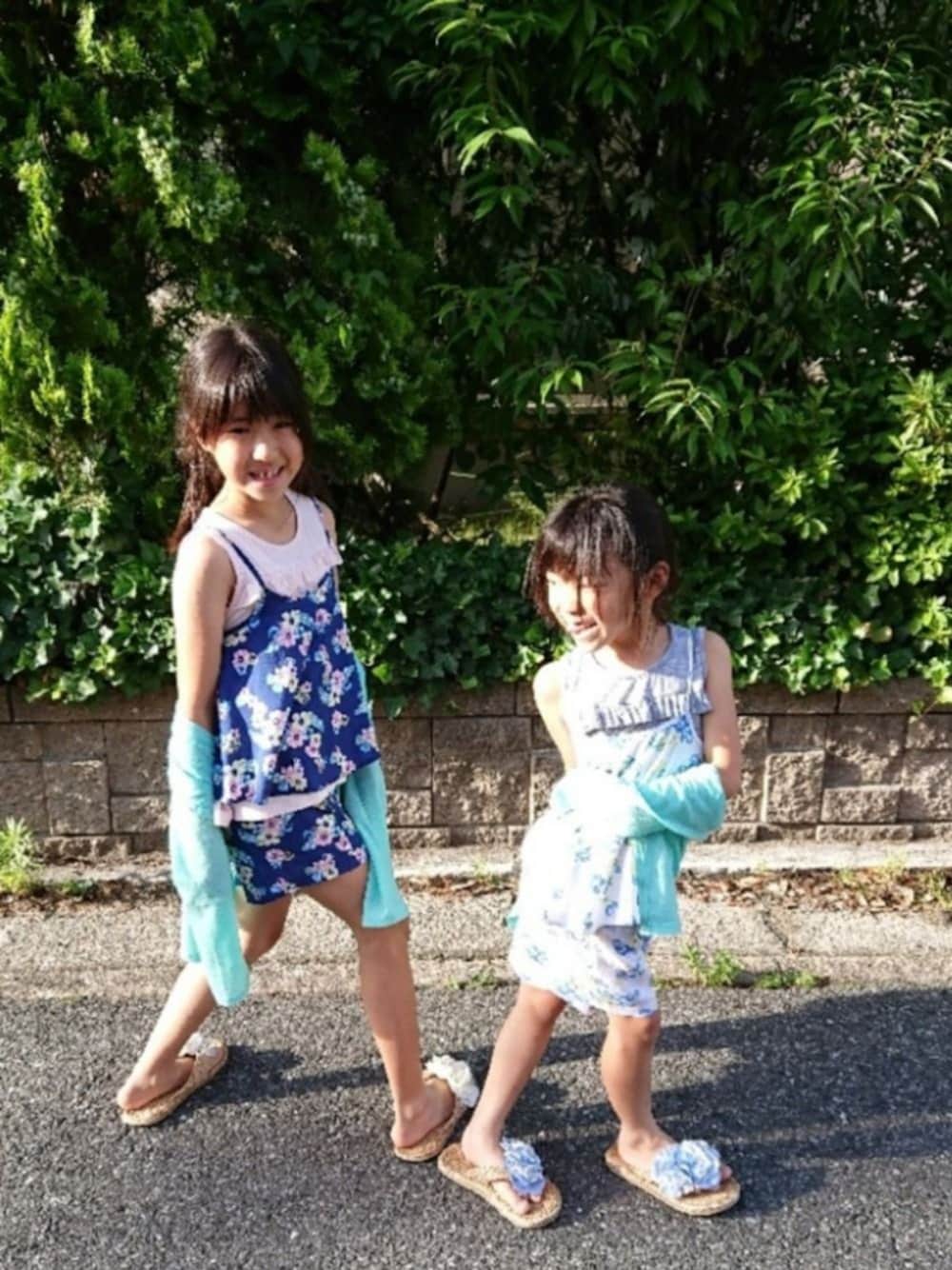 ピンク系のタンクトップ、ブルー系のつなぎ/オールインワン、グリーン系のカーディガン/ボレロを着用したキッズの夏コーディネートの1枚目の写真