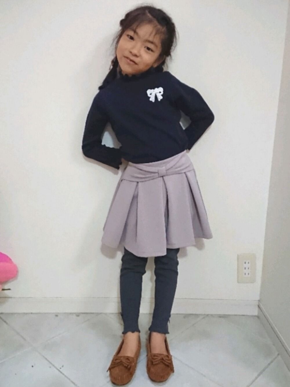 「秋服準備はじめました、キッズコーデ、女の子、シック、秋色、リボン、リブトップス、リブレギンス、モカシン、くすみカラー」｜「Catherine Cottageのメロウフリルリブレギンス（レギンス/スパッツ、グレー系）」を使った、saramimiさん（キッズ・110cm）の秋コーディネートの1枚目の写真
