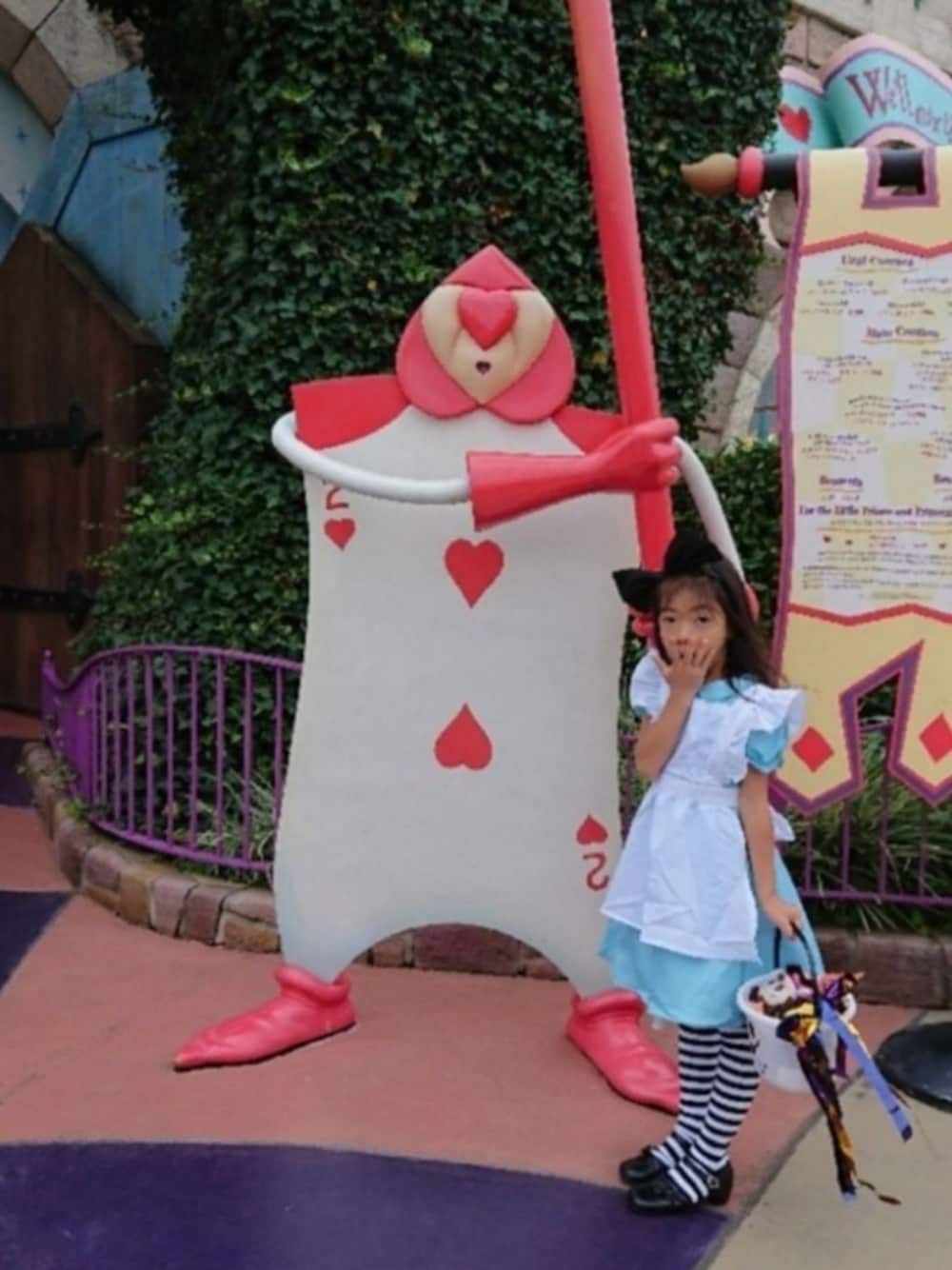 「ディズニーランド、ディズニーハロウィン、ハロウィン仮装、仮装、アリス、リボンカチューシャ、ボーダーソックス、キャサリンコテージ、キッズコーデ、おんなのこ」｜「アリスに会った❤️のアイテム（その他、その他）」を使った、saramimiさん（キッズ・110cm）の秋コーディネートの1枚目の写真