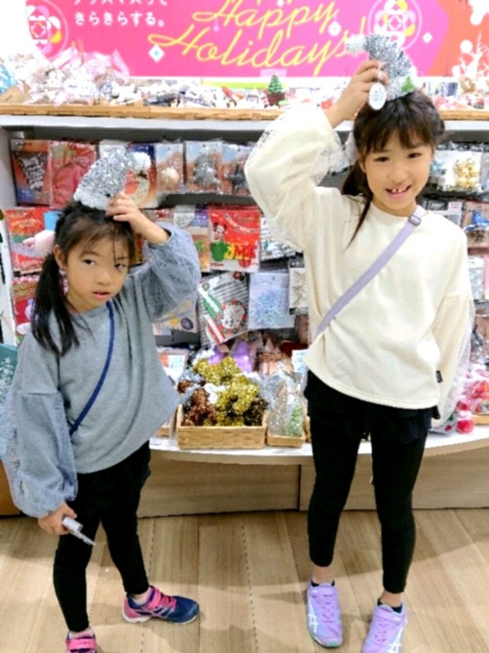 「シンプルおしゃれが好き、シンプルカジュアル、キッズコーデ、姉妹コーデ、姉妹オソロ、スウェットトップス、裏起毛、裏起毛スウェット、袖チュール、秋のコーデ」｜「Catherine Cottageの裏起毛チュールスリーブスウェット（スウェット、ホワイト系）」を使った、saramimiさん（キッズ・135cm）の秋コーディネートの1枚目の写真