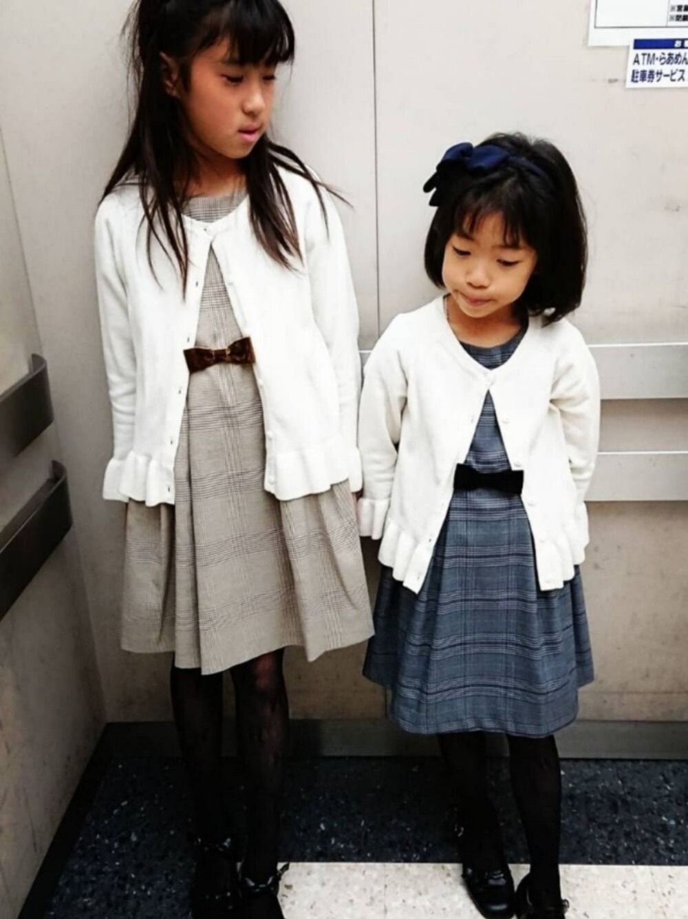 「休日スタイル、姉妹コーデ、チェックワンピース、チェック柄、カーディガン、おめかしコーデ、入学式、おでかけ、フォーマル、フォーマルワンピース」｜「Catherine Cottageのキャップスリーブワンピース（ワンピース、ブラウン系）」を使った、saramimiさん（キッズ・135cm）の冬コーディネートの1枚目の写真