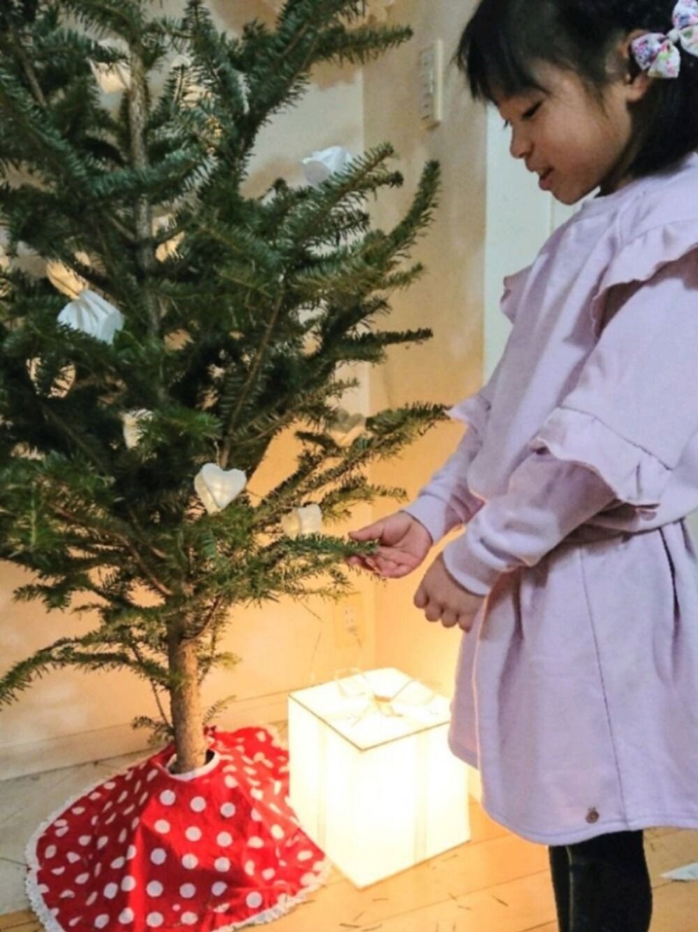 「クリスマスツリー、キッズコーデ、スウェットセットアップ、肩フリル、トレーナー」｜「Catherine Cottageのダブルフリルスウェット セットアップ（スウェット、ピンク系）」を使った、saramimiさん（キッズ・110cm）の冬コーディネートの1枚目の写真