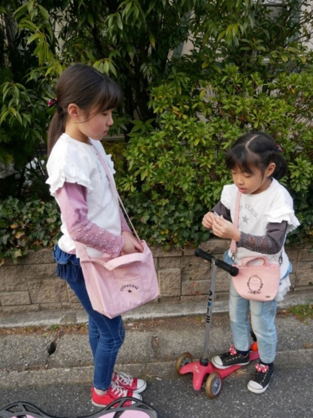 「レイヤードstyle、キッズコーデ、コンバース、Tシャツ、デニム、姉妹オソロ、袖レーストップス、姉妹コーデ、コンバースコラボ」｜「Catherine Cottageのポイントレースカットソー（Tシャツ/カットソー、グレー系）」を使った、saramimiさん（キッズ・120cm）の冬コーディネートの1枚目の写真