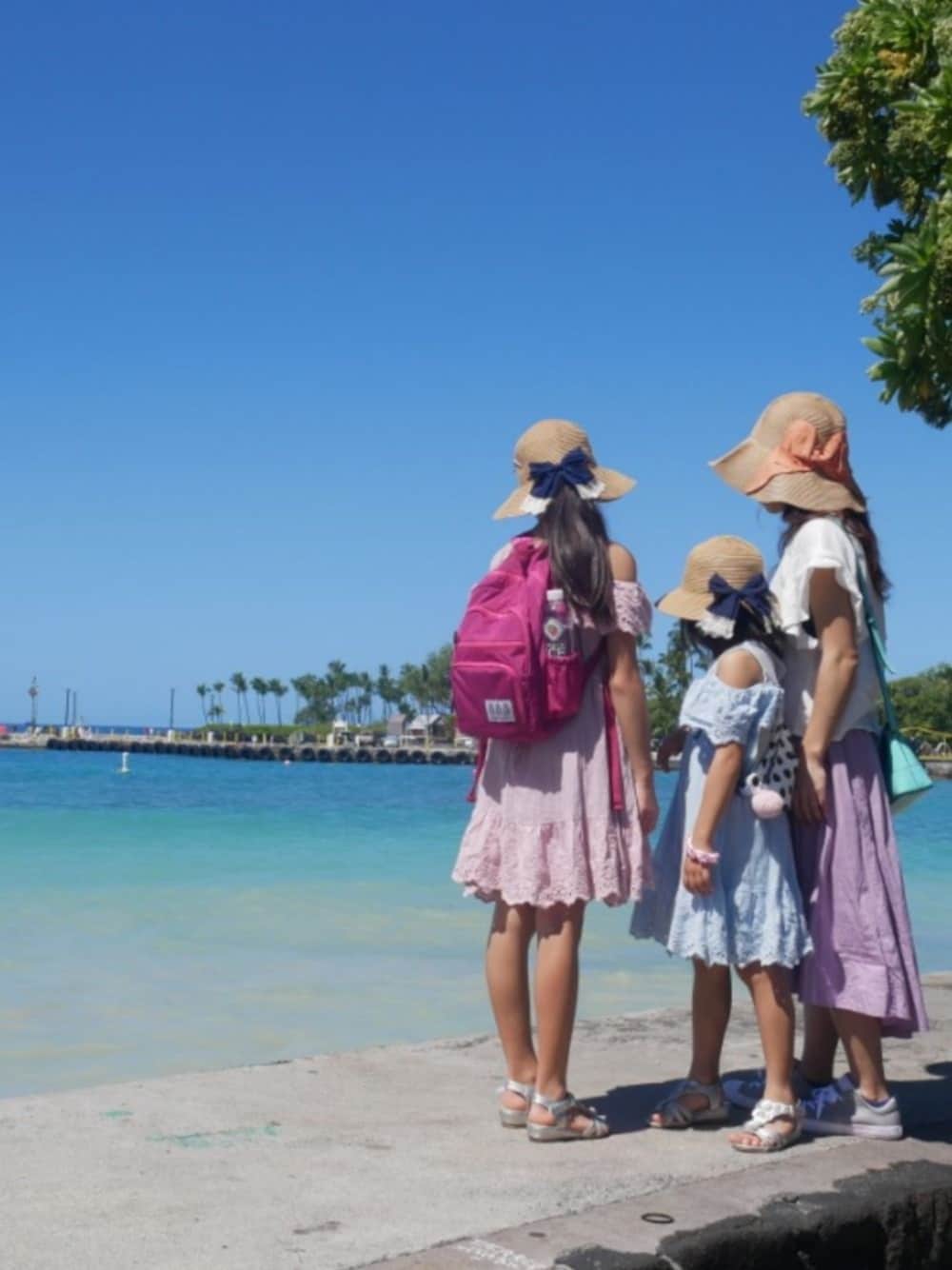 パープル系のワンピース、シルバー系のサンダル、ピンク系のバックパック/リュックを着用したキッズの春コーディネートの1枚目の写真