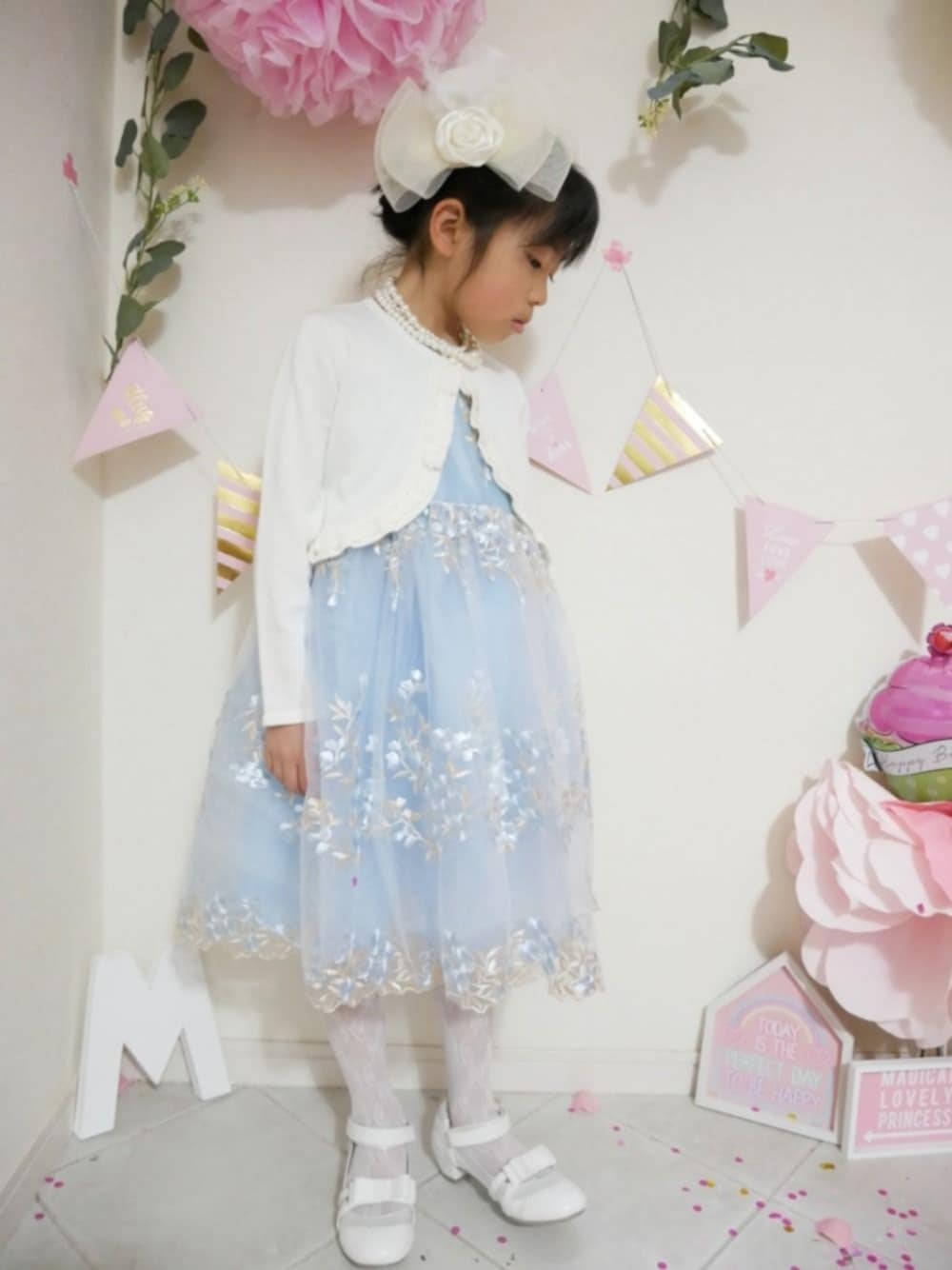 「キッズドレス、結婚式、発表会、花刺繍、チュール、ドレスアップ、ミニハット、白コーデ、水色、キャサリンコテージ」｜「Catherine Cottageのフラワーエンブロイダリーレースドレス　KIDS（ドレス、ブルー系）」を使った、saramimiさん（キッズ・120cm）の春コーディネートの1枚目の写真