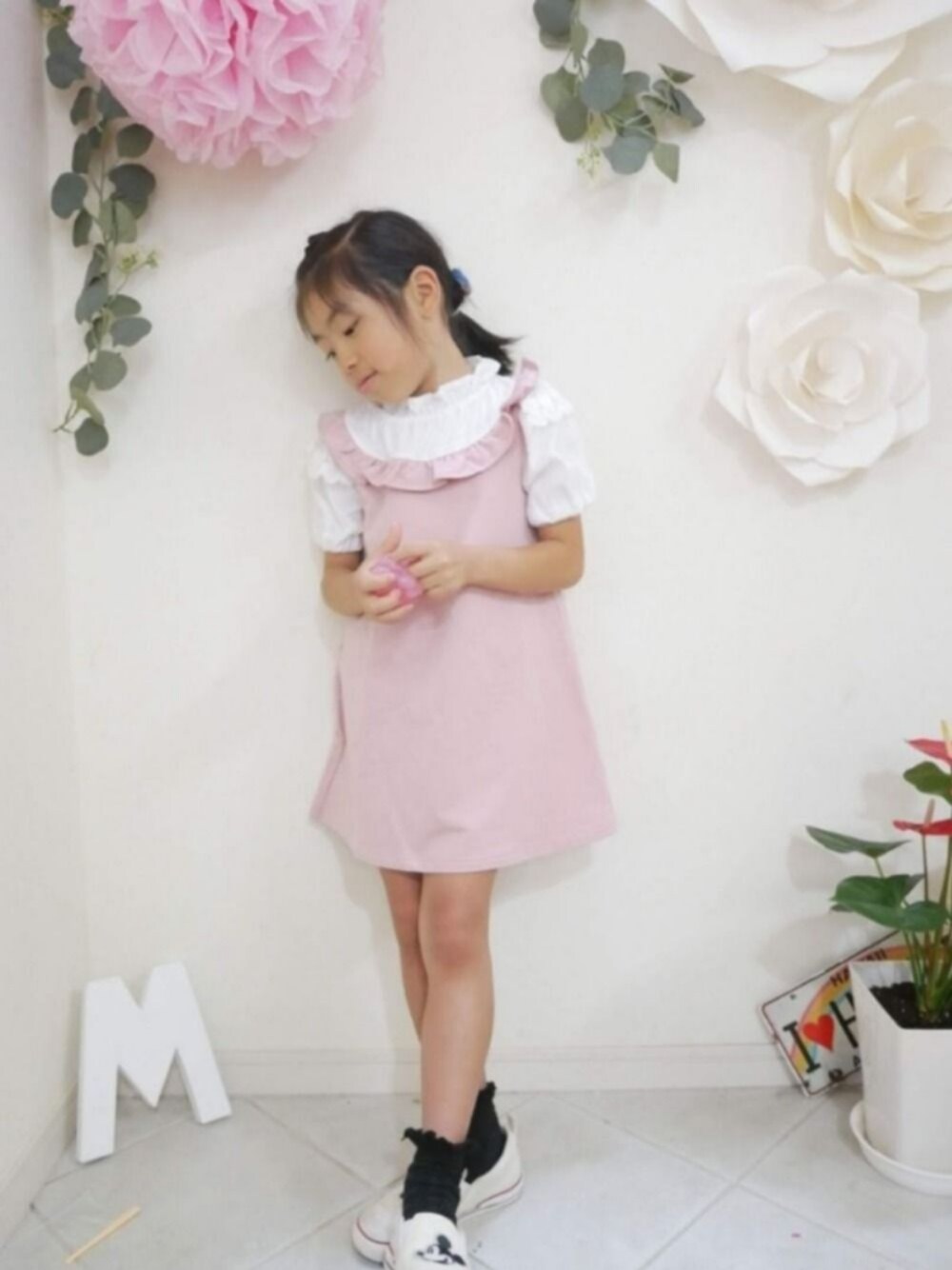 「女の子コーデ、通学コーデ、ガーリー、半袖ワンピース、フリル、チュール袖、キャサリンコテージ、converse、ドッキングワンピ」｜「Catherine Cottageの半袖チュールスリーブドッキングワンピース（ワンピース、ピンク系）」を使った、saramimiさん（キッズ・120cm）の夏コーディネートの1枚目の写真