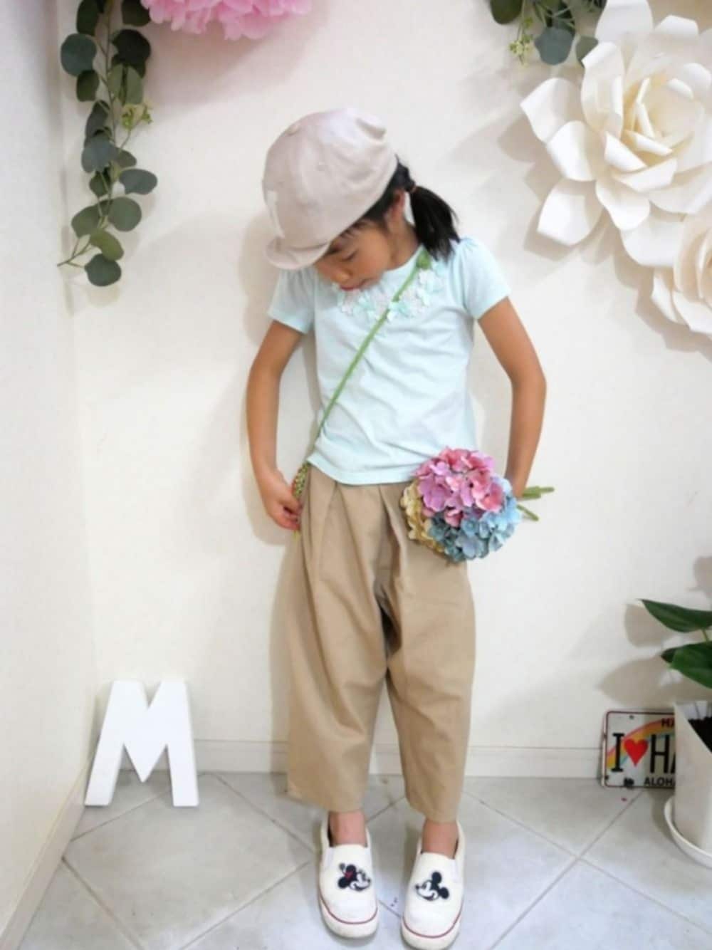 ブルー系のTシャツ/カットソー、レッド系のショルダーバッグ、ベージュ系のパンツを着用したキッズの夏コーディネートの1枚目の写真