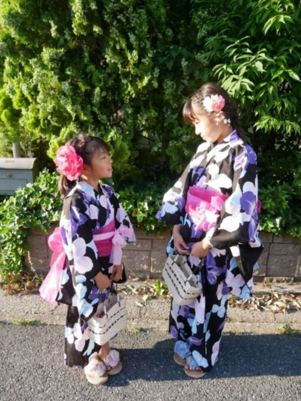 「キッズコーデ、浴衣、キッズ浴衣、お祭り、レトロモダン、姉妹コーデ、フラワーサンダル、和装」｜「Catherine Cottageのレトロ和柄浴衣 JUNIOR（浴衣、その他）」を使った、saramimiさん（キッズ・141cm）の夏コーディネートの1枚目の写真