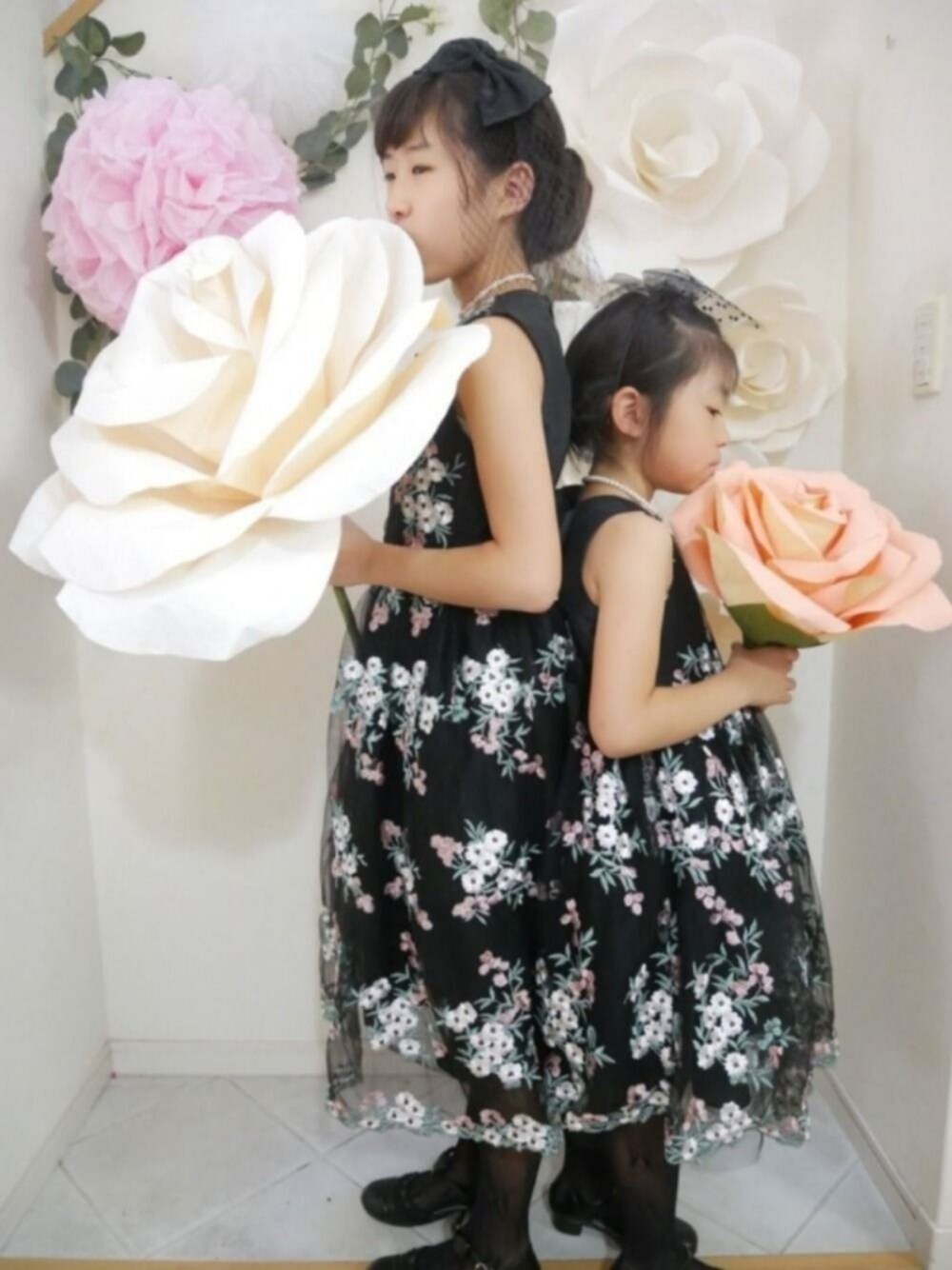 「発表会、結婚式、姉妹コーデ、ドレスアップ、ブラックドレス、花刺繍、キッズコーデ、女の子、キャサリンコテージ」｜「Catherine Cottageのフラワーエンブロイダリーレースドレス　KIDS（ドレス、ブラック系）」を使った、saramimiさん（キッズ・120cm）の夏コーディネートの1枚目の写真