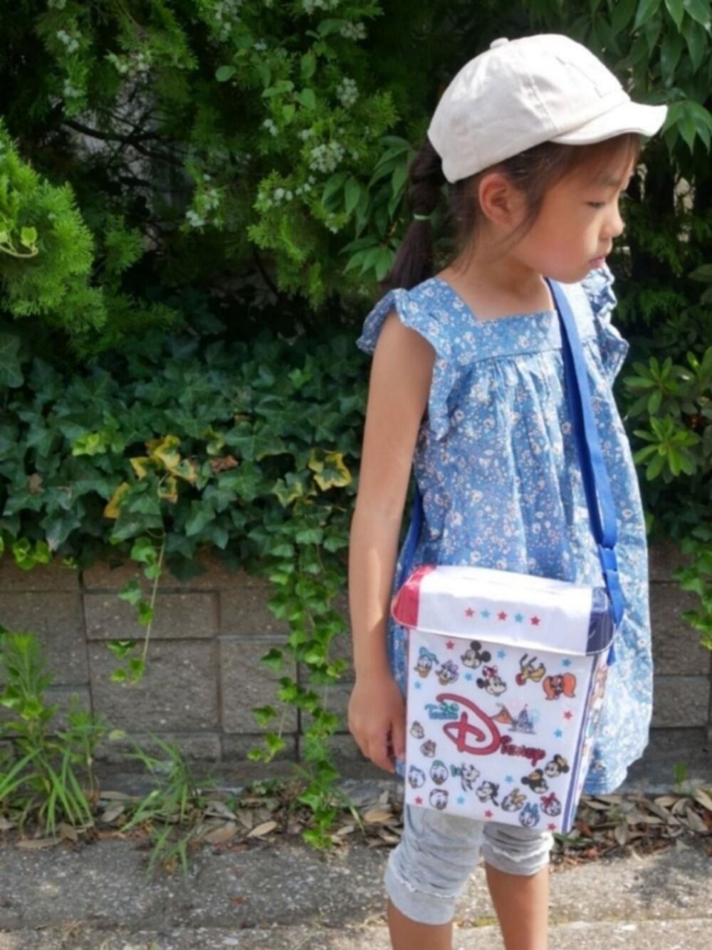 「コットンワンピース、ナチュラル、アルファベット、ベージュキャップ、肩フリル、夏コーデ、レギンス、小花柄」｜「Catherine Cottageのヴィンテージプリントワンピース（ワンピース、ブルー系）」を使った、saramimiさん（キッズ・120cm）の夏コーディネートの1枚目の写真