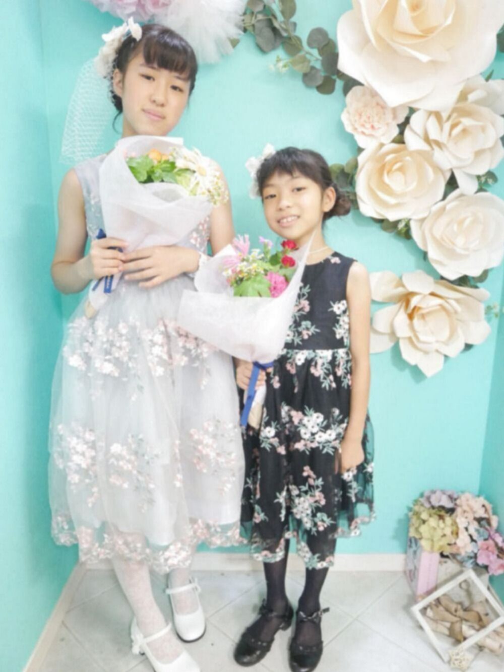 「発表会、姉妹コーデ、パーティースタイル、結婚式、ドレス、ヘッドドレス、花刺繍、チュール、キャサリンコテージ」｜「Catherine Cottageのフラワーエンブロイダリーレースドレス　KIDS（ドレス、ブラック系）」を使った、saramimiさん（キッズ・125cm）の秋コーディネートの1枚目の写真