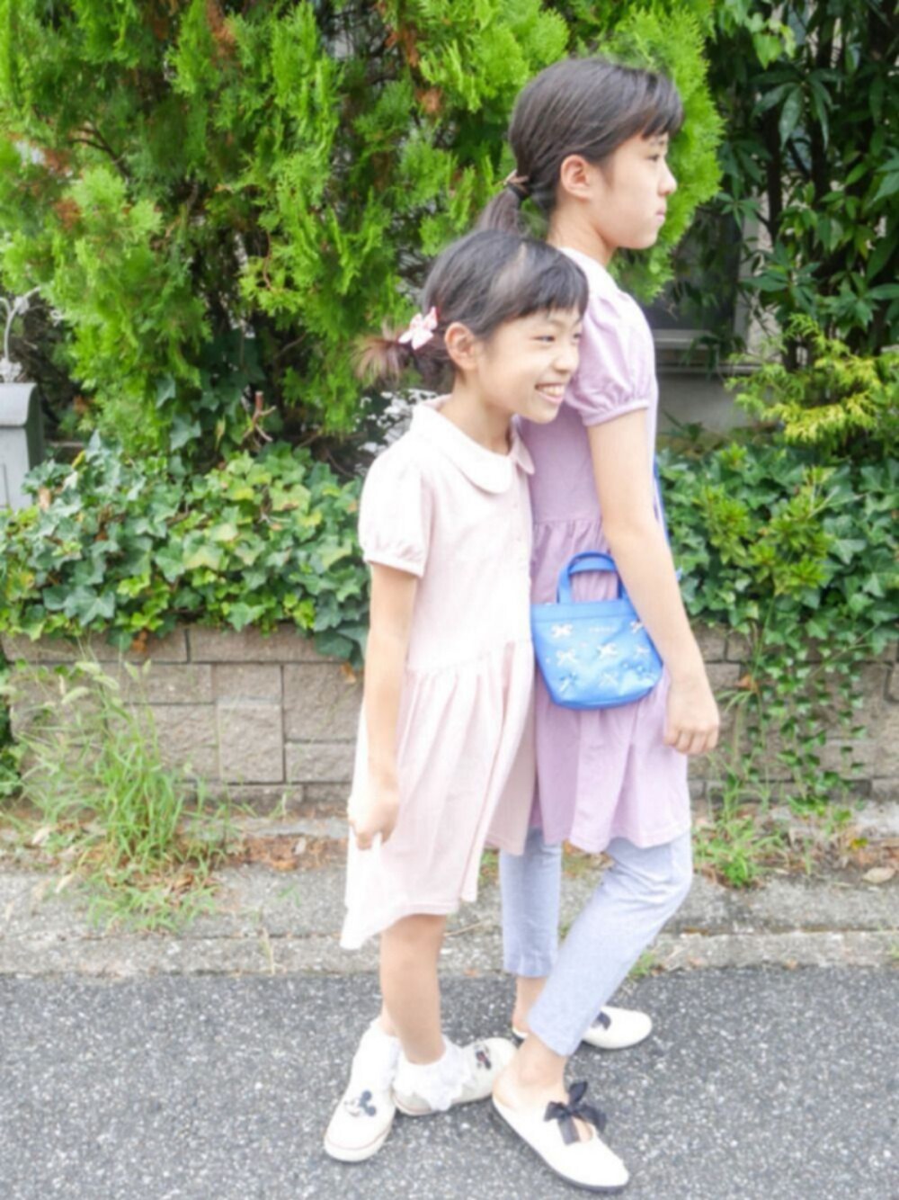 「ポロシャツワンピース、シンプルコーデ、キッズコーデ、キッズファッション、女の子コーデ、姉妹オソロ、キレイめコーデ、カジュアルガーリー」｜「Catherine Cottageのポロワンピ（ワンピース、パープル系）」を使った、saramimiさん（キッズ・125cm）の秋コーディネートの1枚目の写真