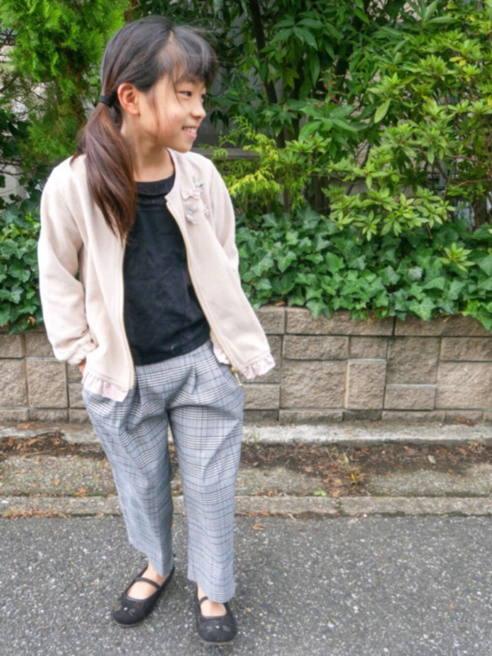 「キッズファッション、秋のコーデ、ボンディング、アウター、ベージュ、チェックパンツ、タックパンツ、ネコシューズ、秋のマイ旬スタイル」｜「Catherine Cottageのチェックタックワイドパンツ（その他パンツ、グレー系）」を使った、saramimiさん（キッズ・125cm）の秋コーディネートの1枚目の写真